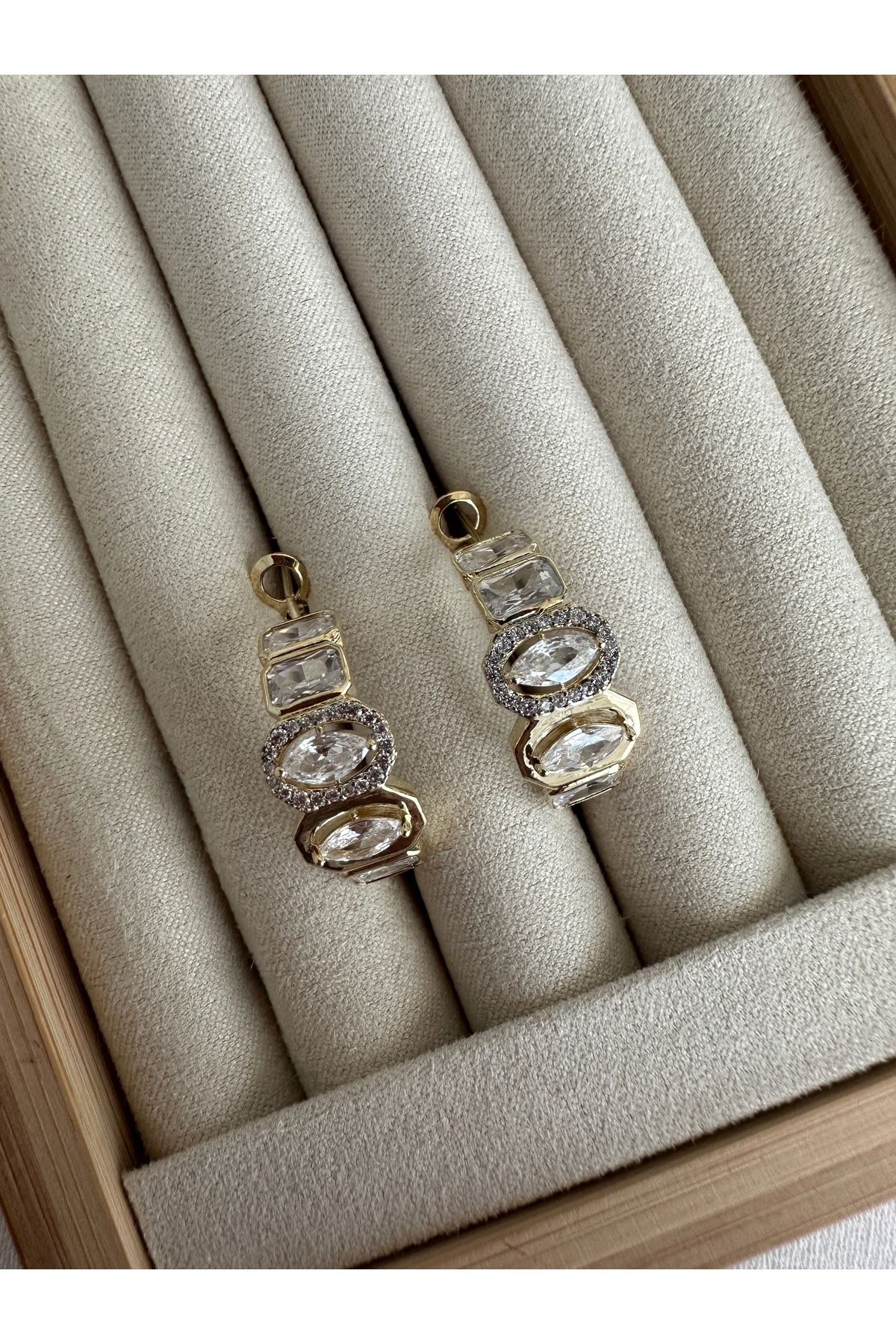 Marka Model Taşlı Halka Küpe