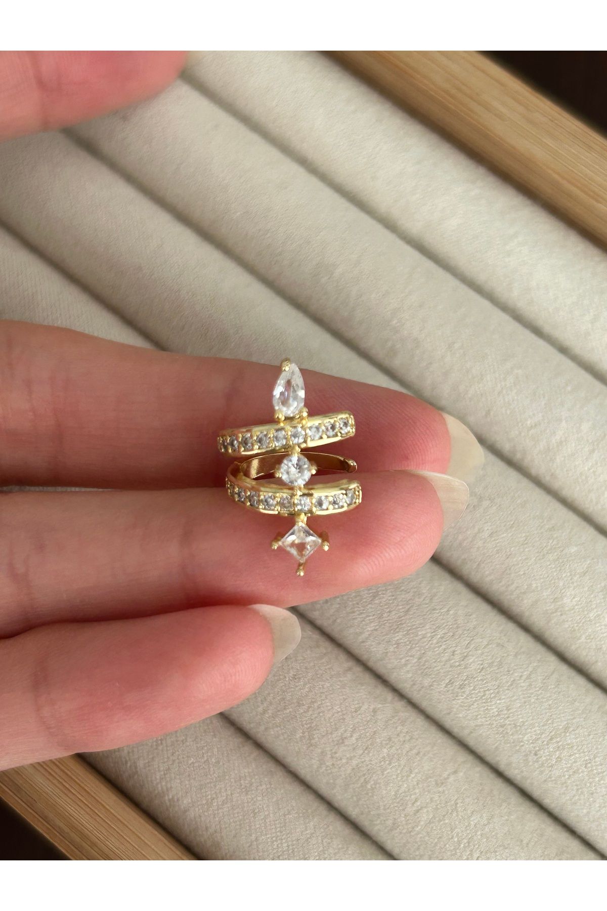 Gold Şekilli Taşlı Kıkırdak Küpe Earcuff