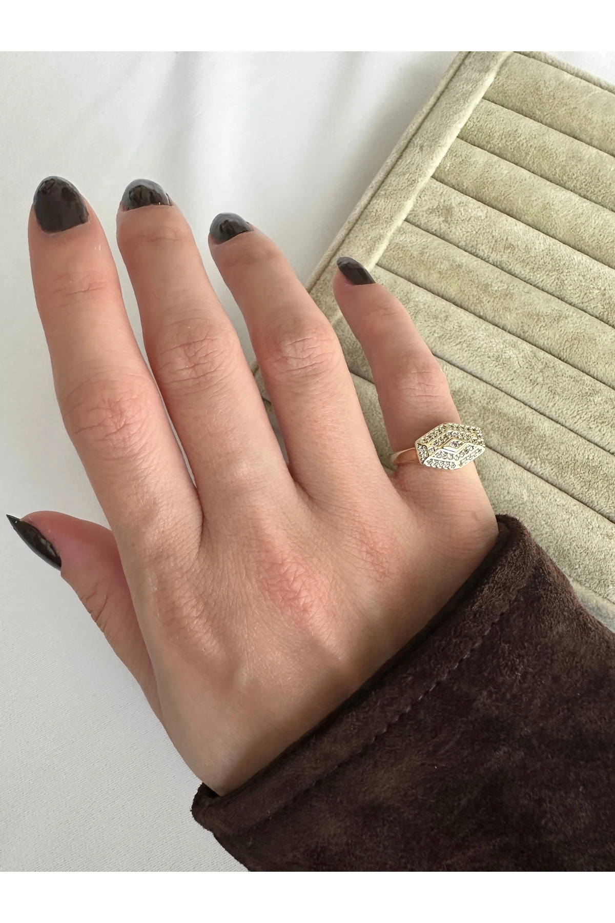 Geometrik Taşlı Serçe Yüzük Parmağı