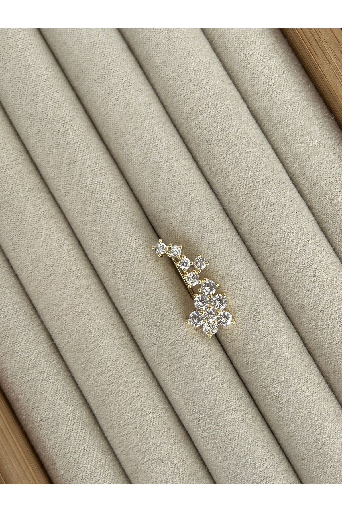Gold Sıralı Çiçek Taşlı Kıkırdak Küpe Earcuff