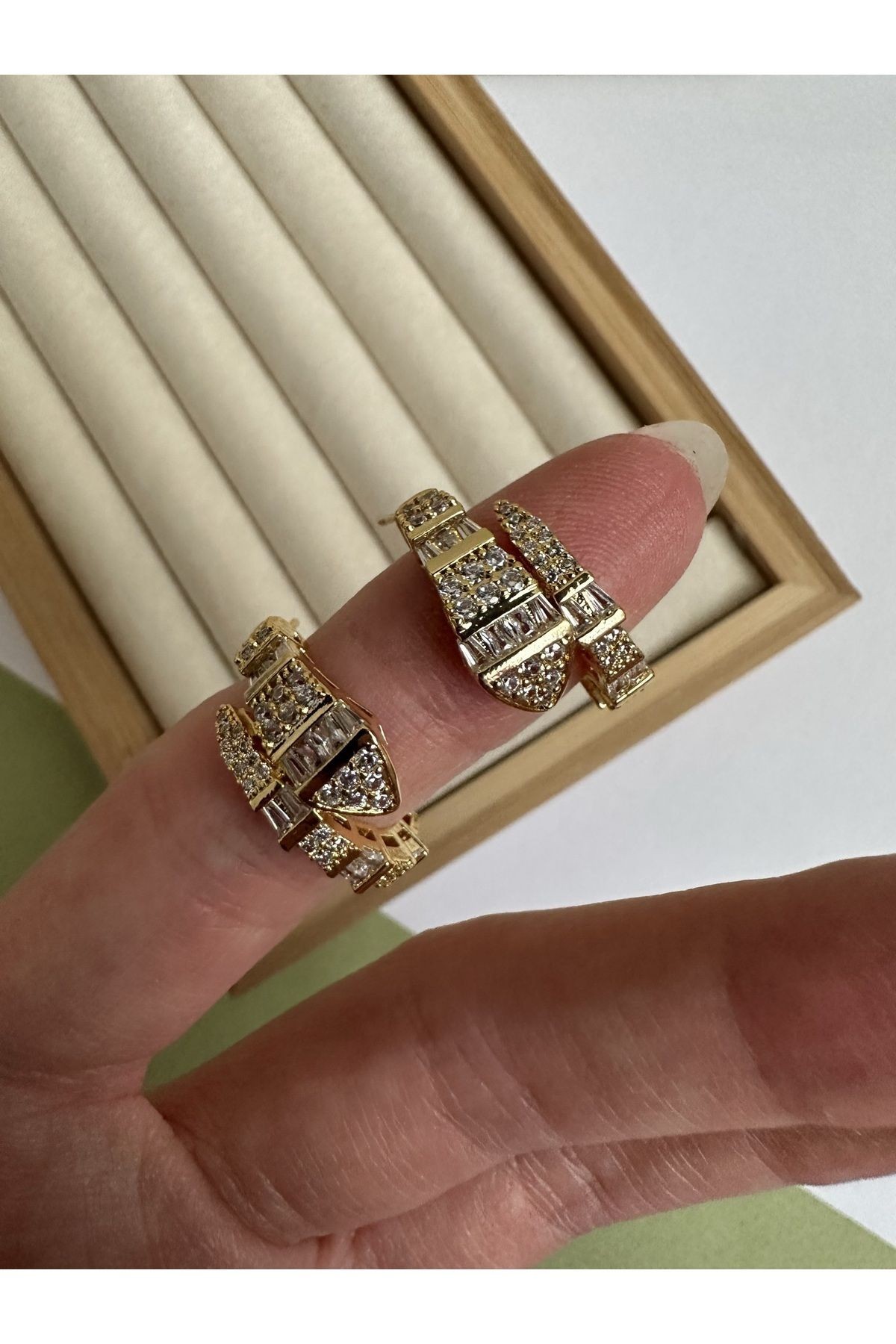 Gold Baget Taşlı Sarmal Yılan Küpe