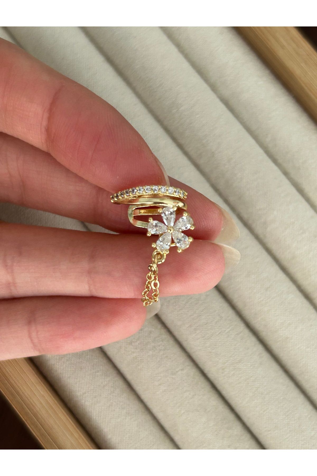 Gold Sallantılı Taşlı Yonca Kıkırdak Küpe Earcuff