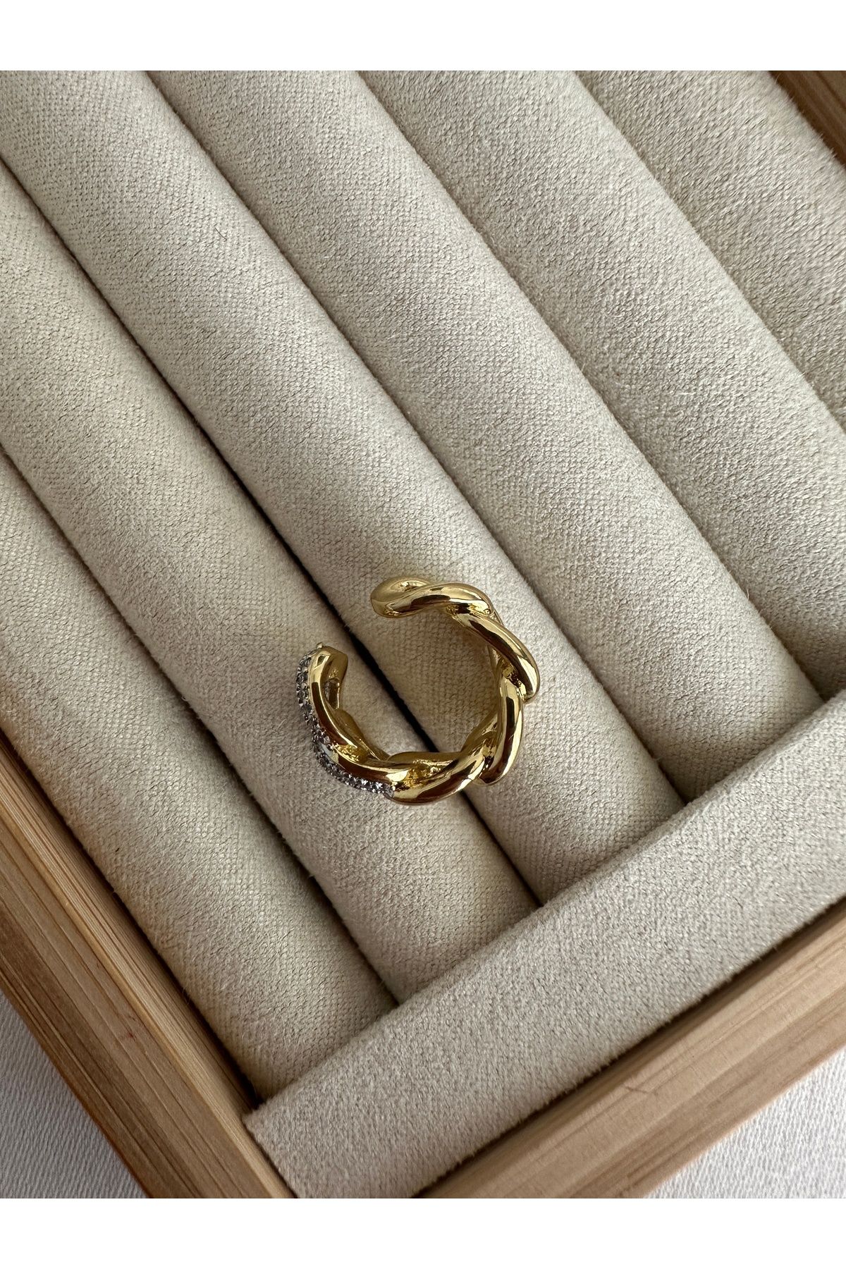 Gold Taşlı Zincir Kıkırdak Küpe Earcuff