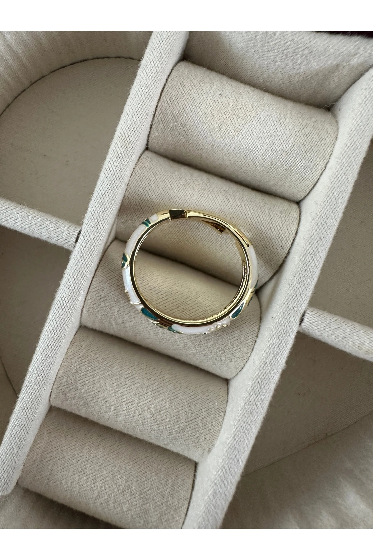 Mineli Yaprak Desenli İnce Yüzük