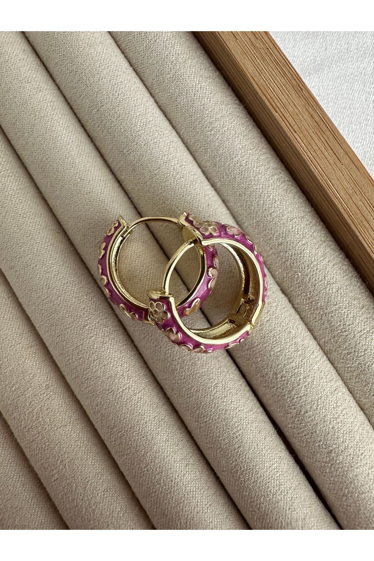 Çiçek Desenli Beyaz Halka Küpe