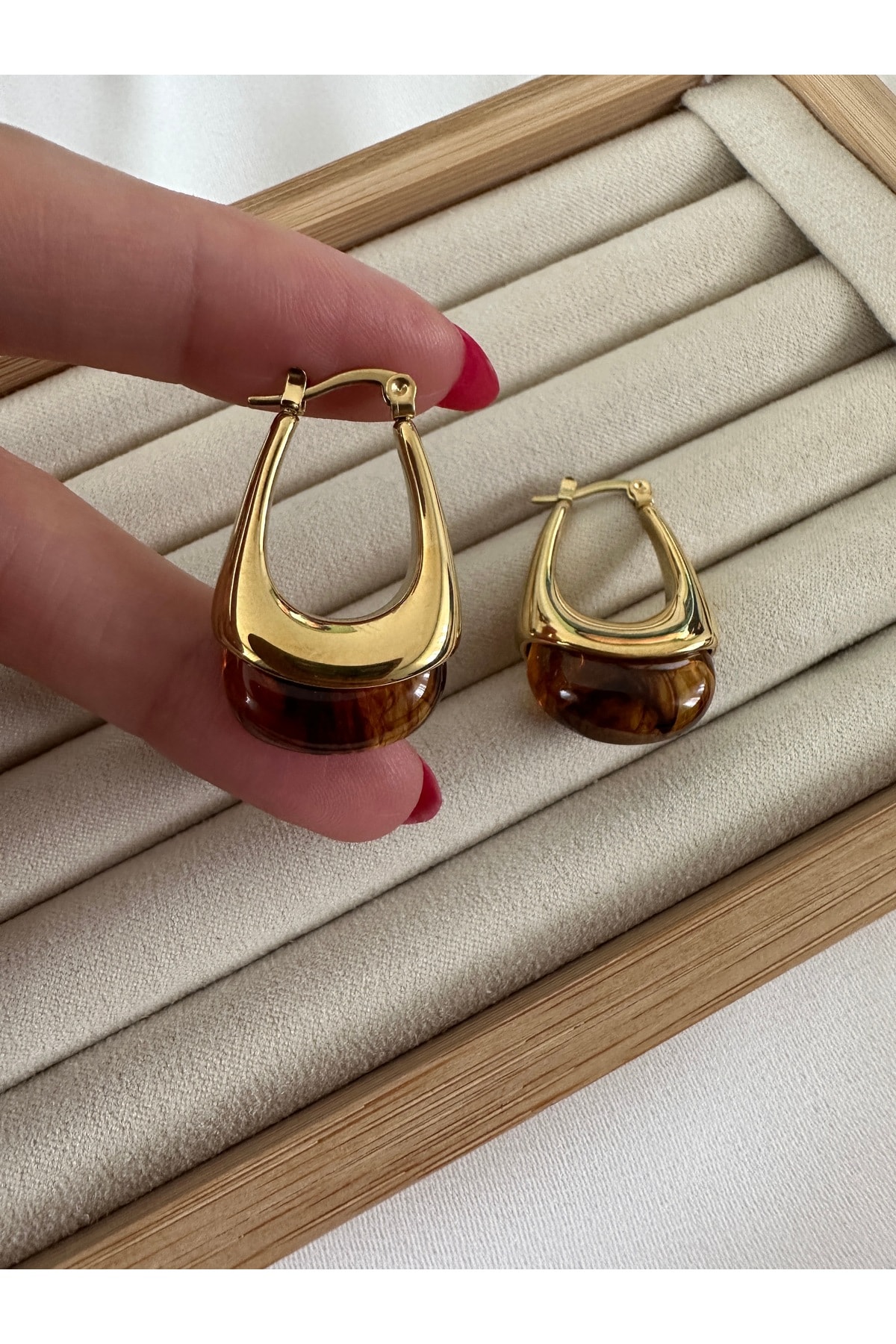 Kahverengi Akrilik Sallantılı Çelik Kararmaz Gold Küpe