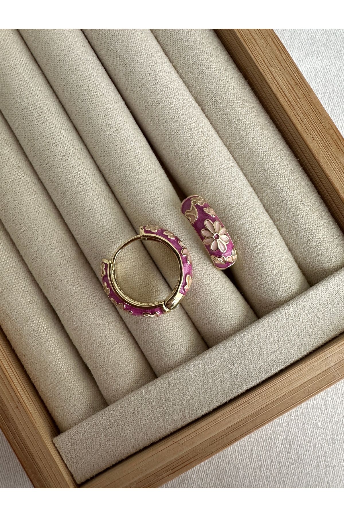 Çiçek Desenli Beyaz Halka Küpe