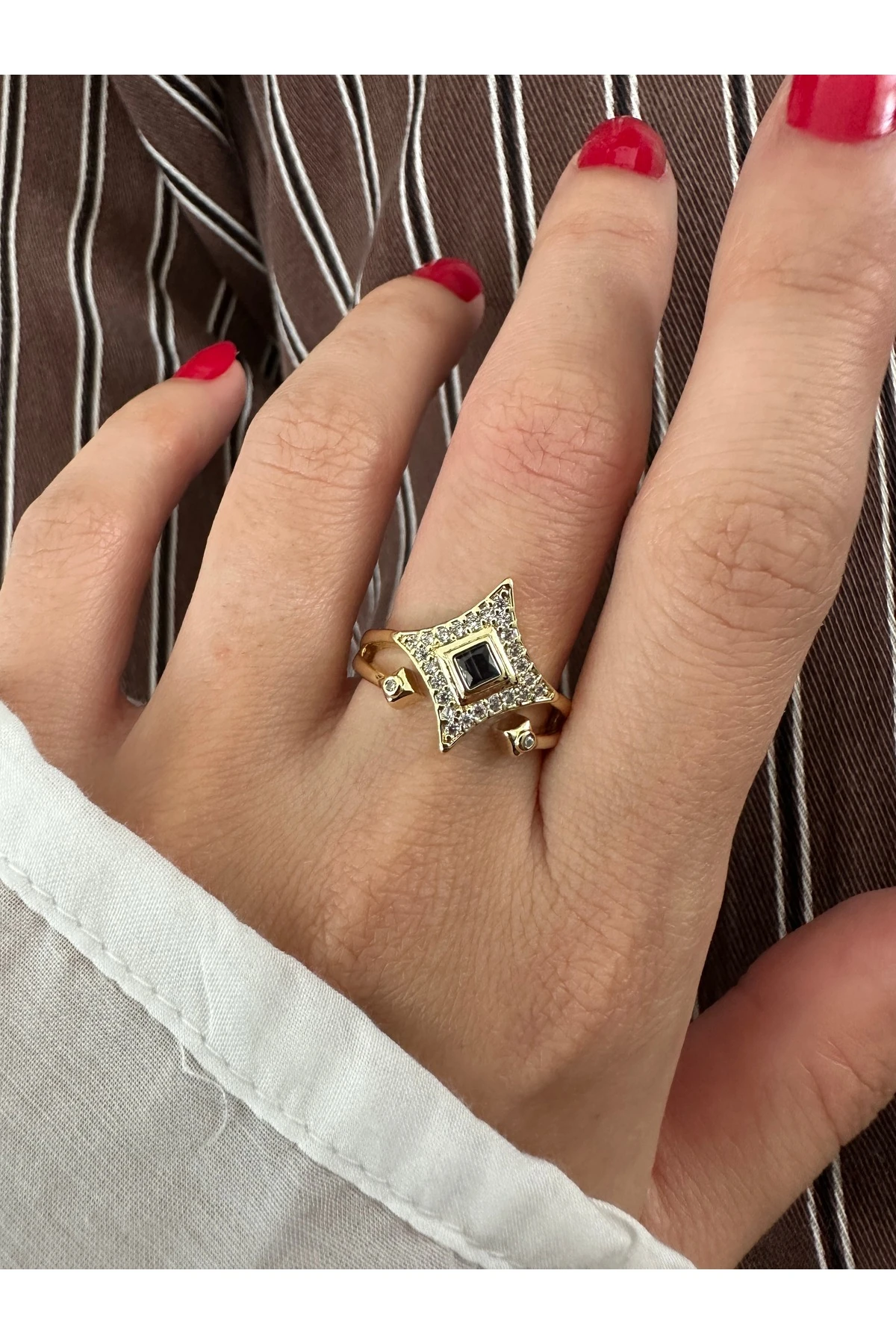 Taşlı Parıltı Yüzük