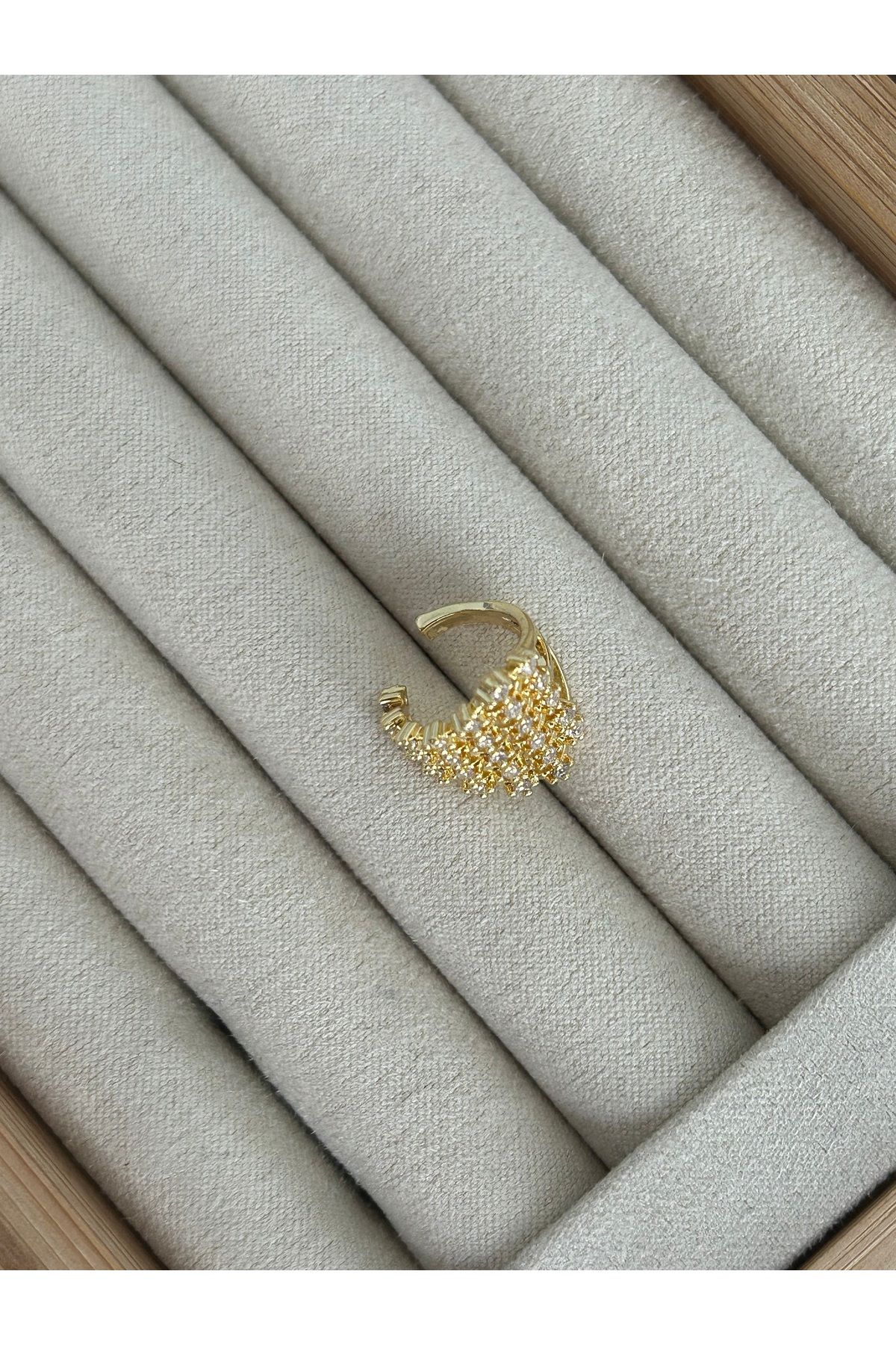 Gold Taşlı Petek Kıkırdak Küpe Earcuff