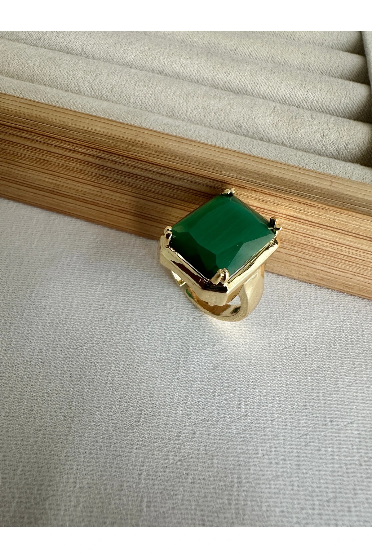 Gold Büyük Taşlı Zümrüt Yeşil Yüzük