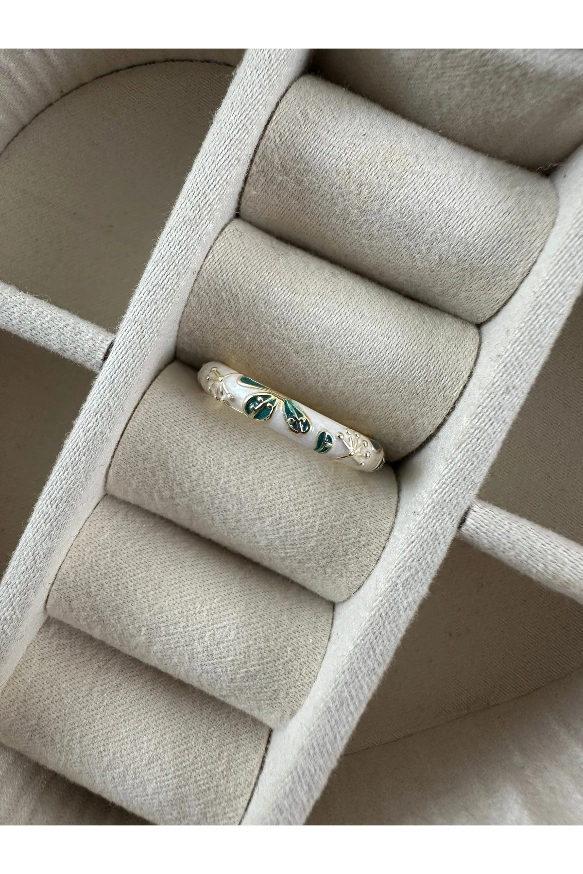 Mineli Yaprak Desenli İnce Yüzük