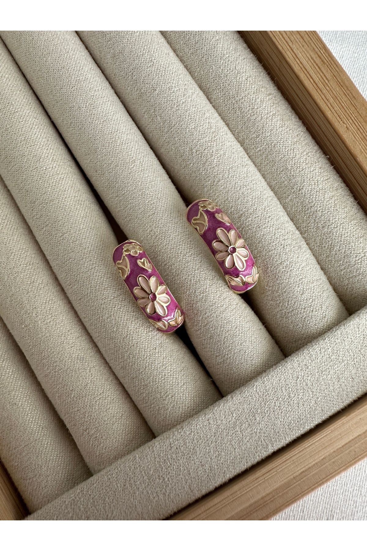 Çiçek Desenli Beyaz Halka Küpe