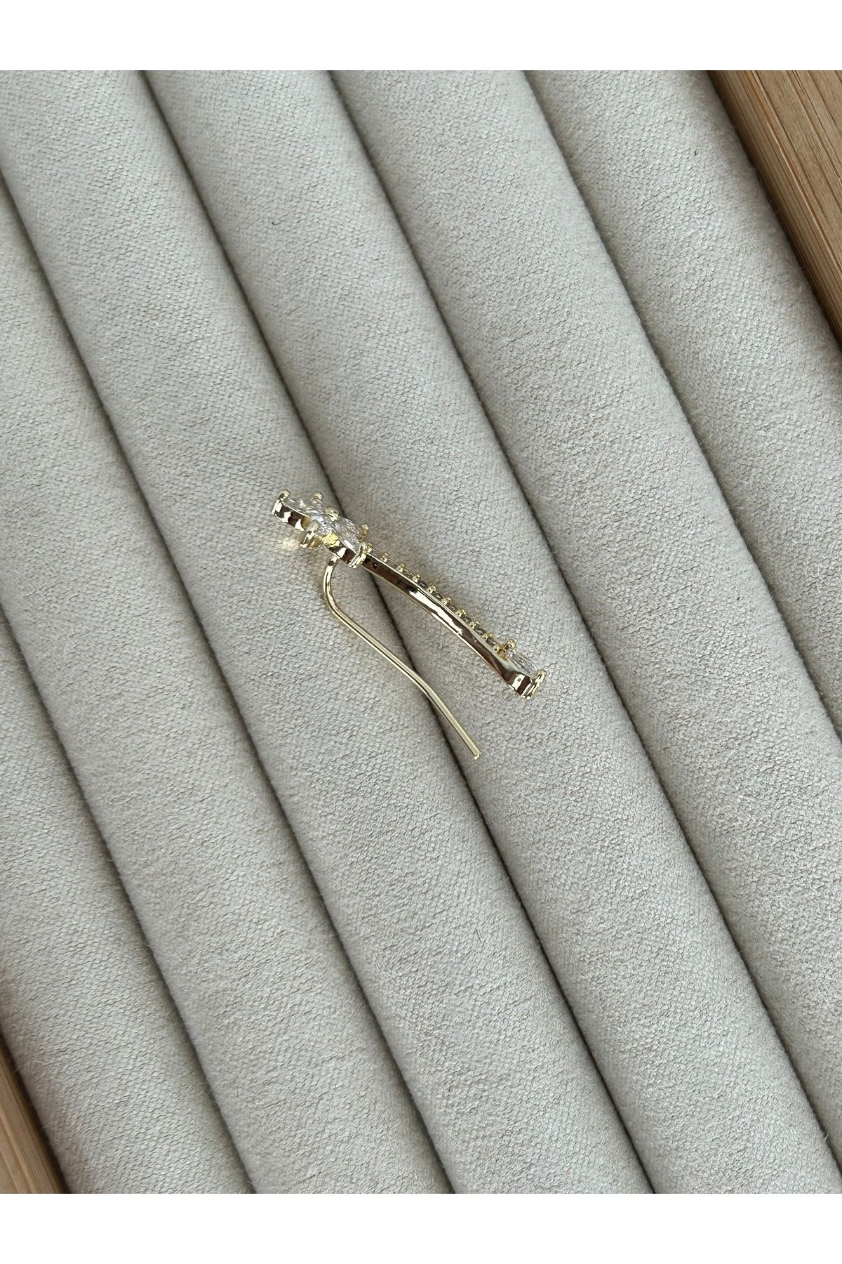 Gold Çiçekli Taşlı Kıkırdak Küpe Earcuff