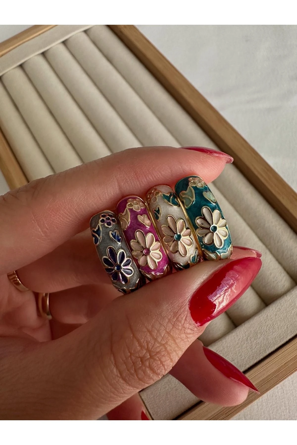 Çiçek Desenli Beyaz Halka Küpe