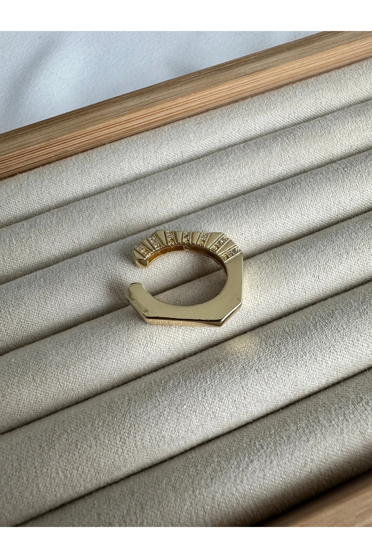 Marka Taşlı Kare Kıkırdak Küpe Earcuff