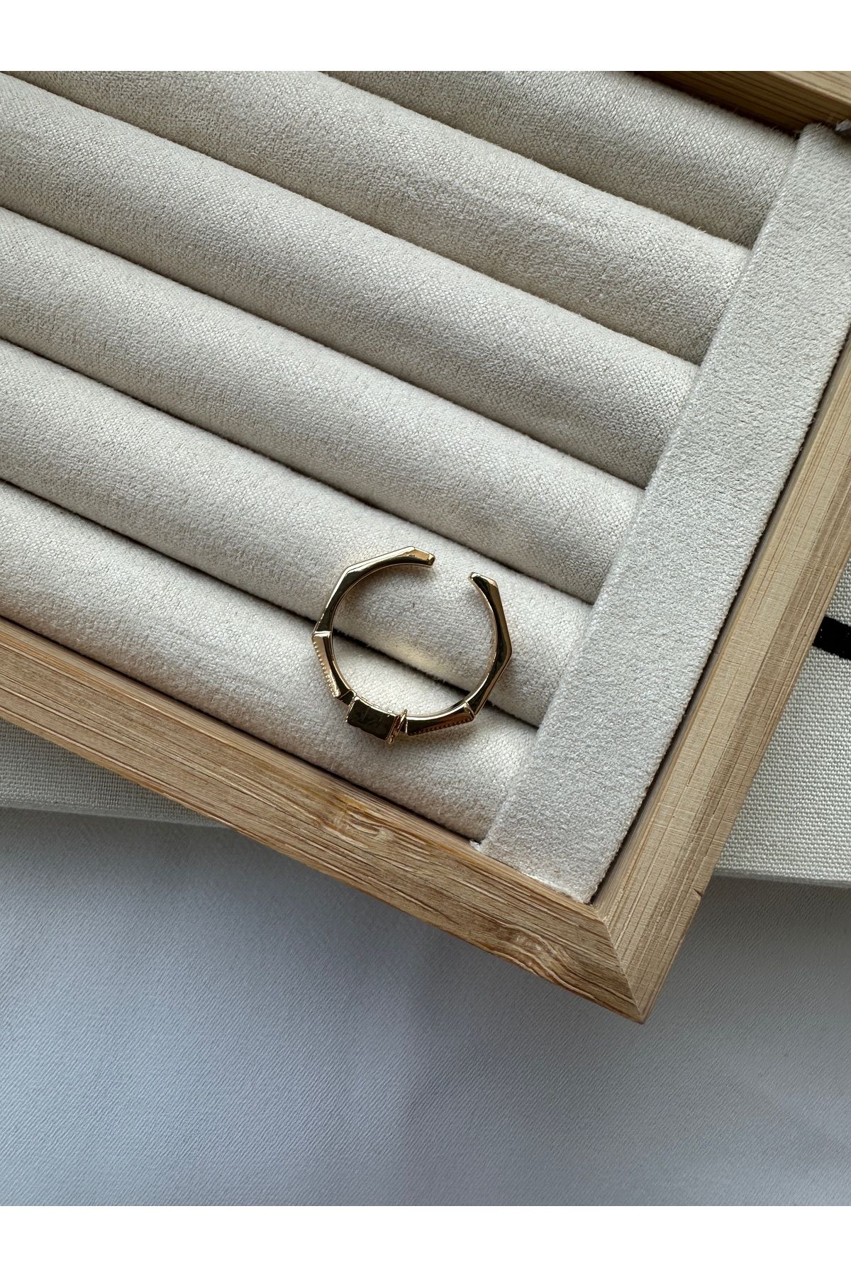 Köşeli Fuşya Taşlı Yüzük