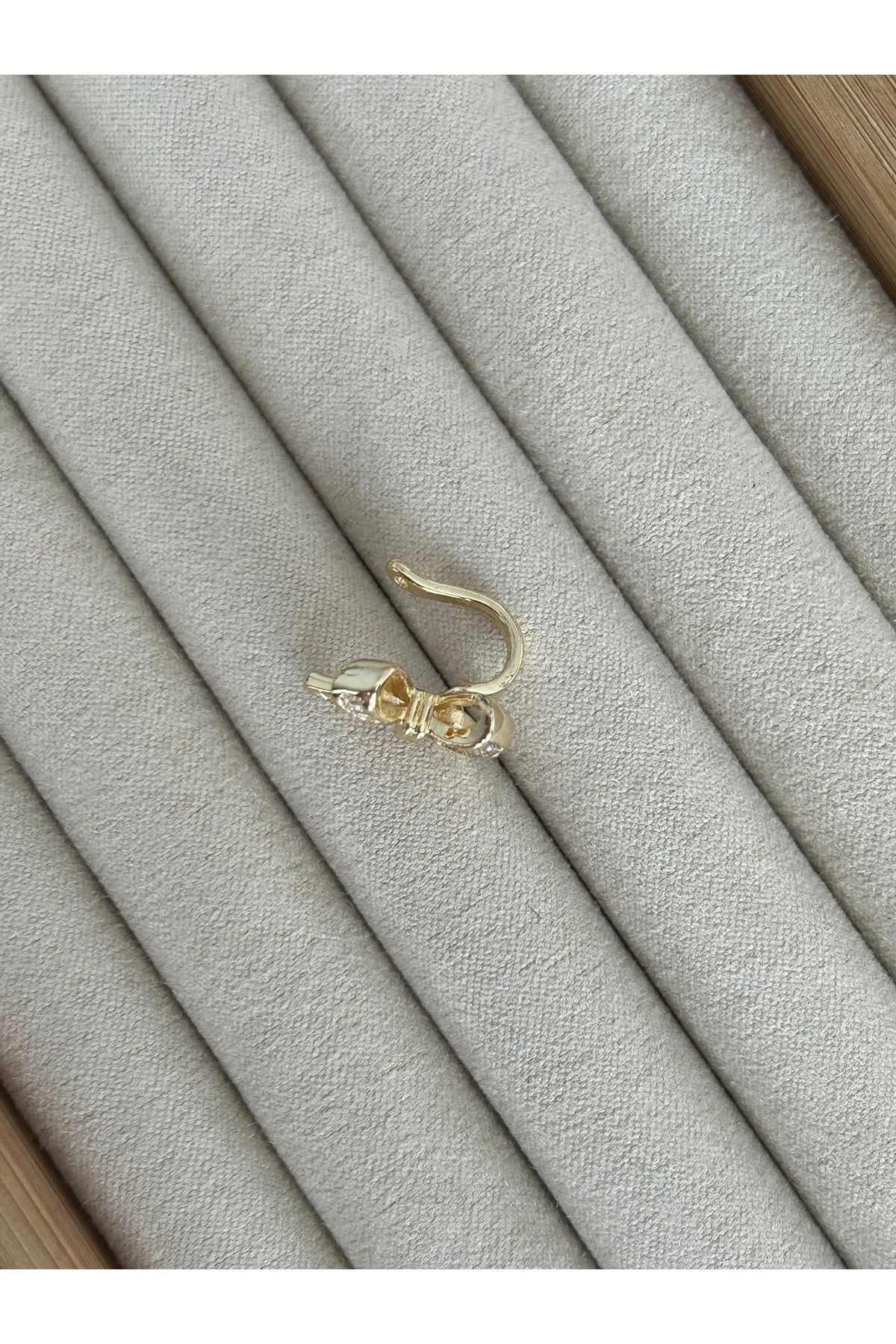 Gold Baget Taşlı Kurdele Kıkırdak Küpe Earcuff
