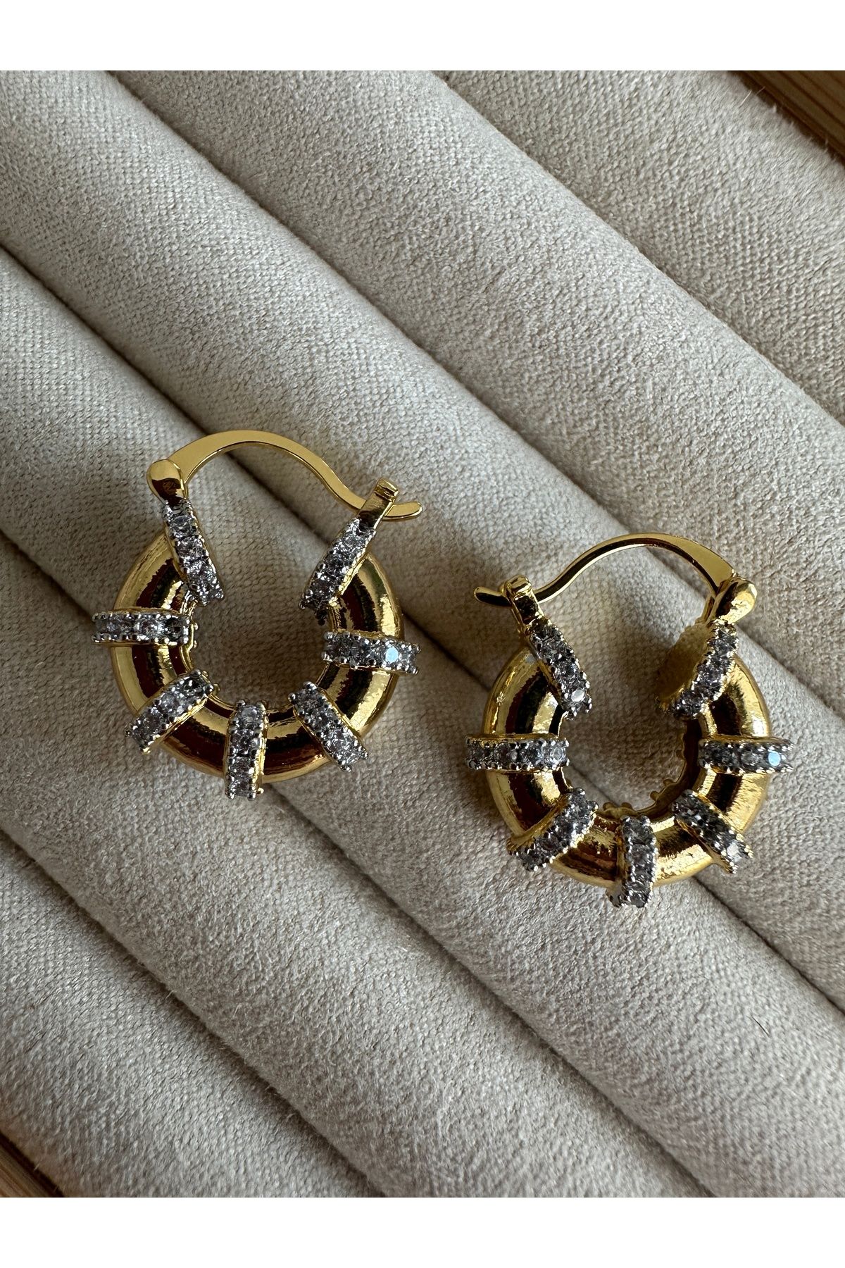 Gold Ufak Boy Taşlı Halka Küpe