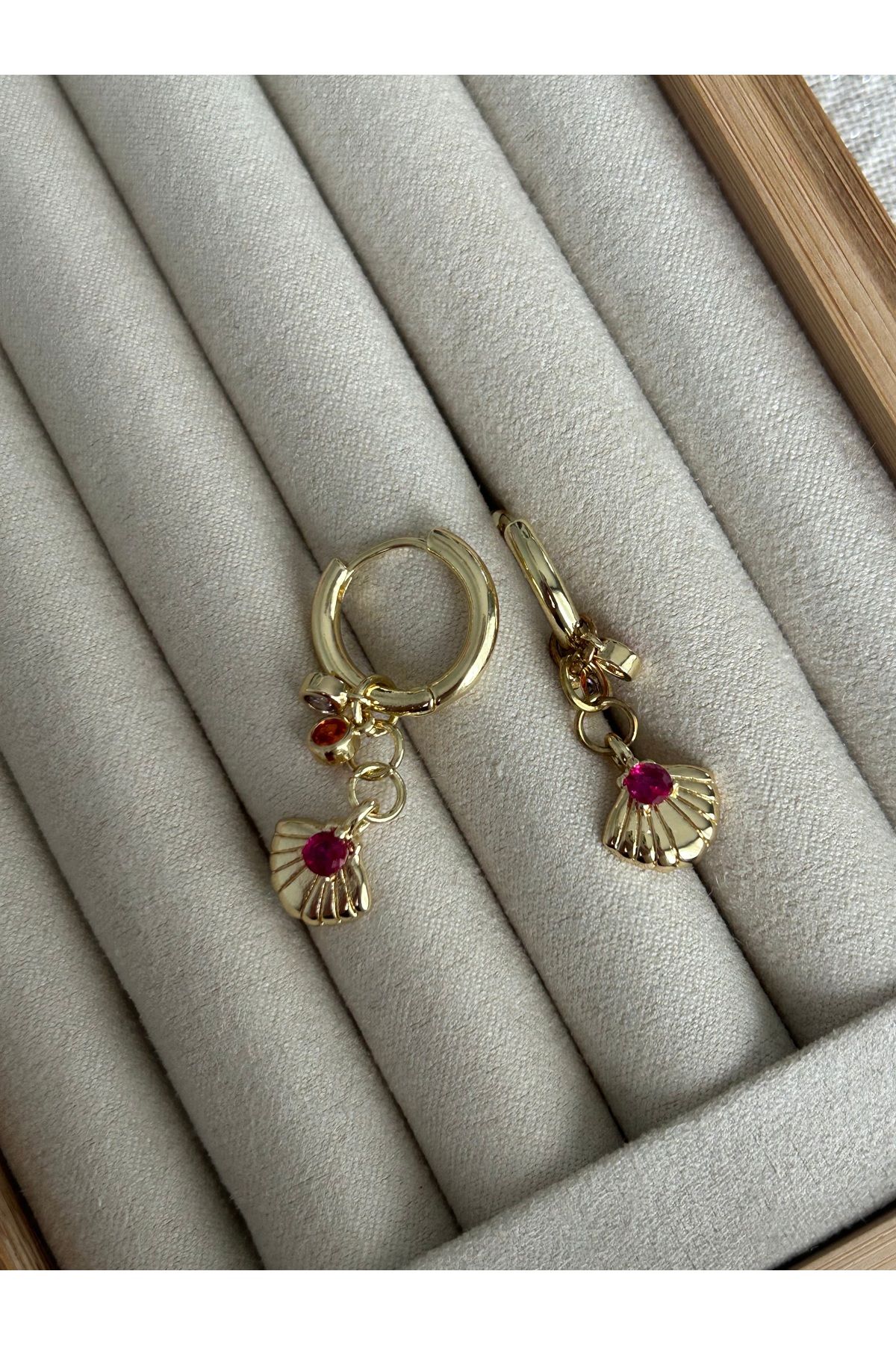 Fuşya Taşlı İstiridye Gold Küpe