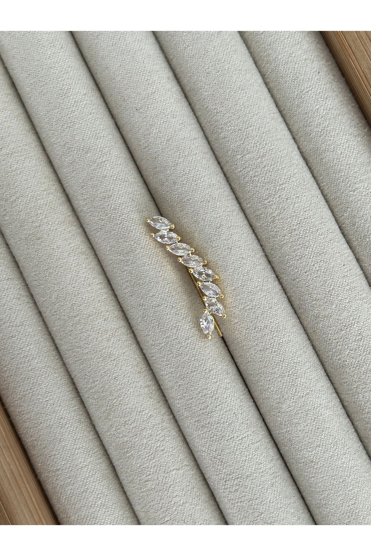 Gold Sıra Taşlı Kıkırdak Küpe Earcuff