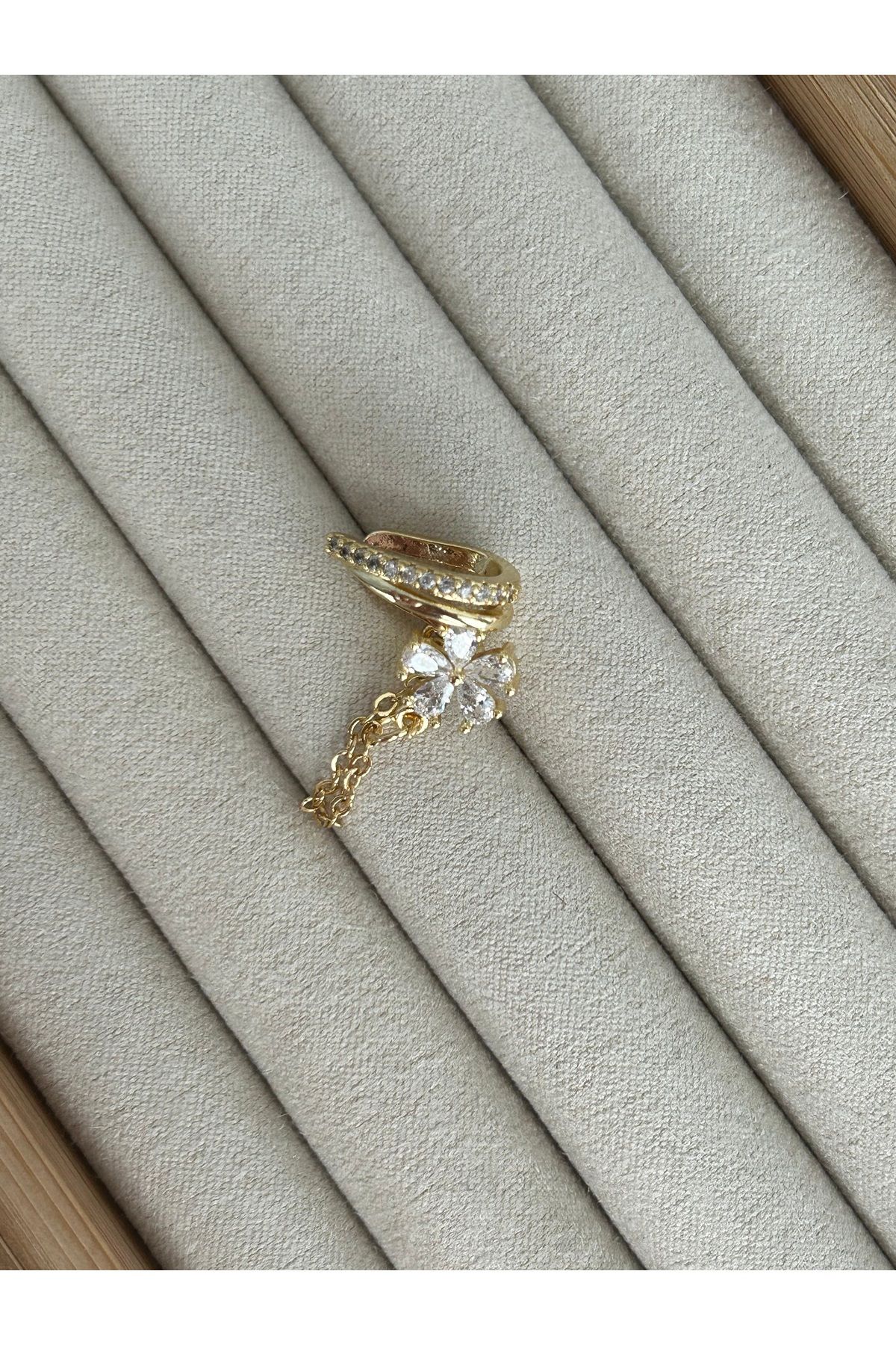 Gold Sallantılı Taşlı Yonca Kıkırdak Küpe Earcuff