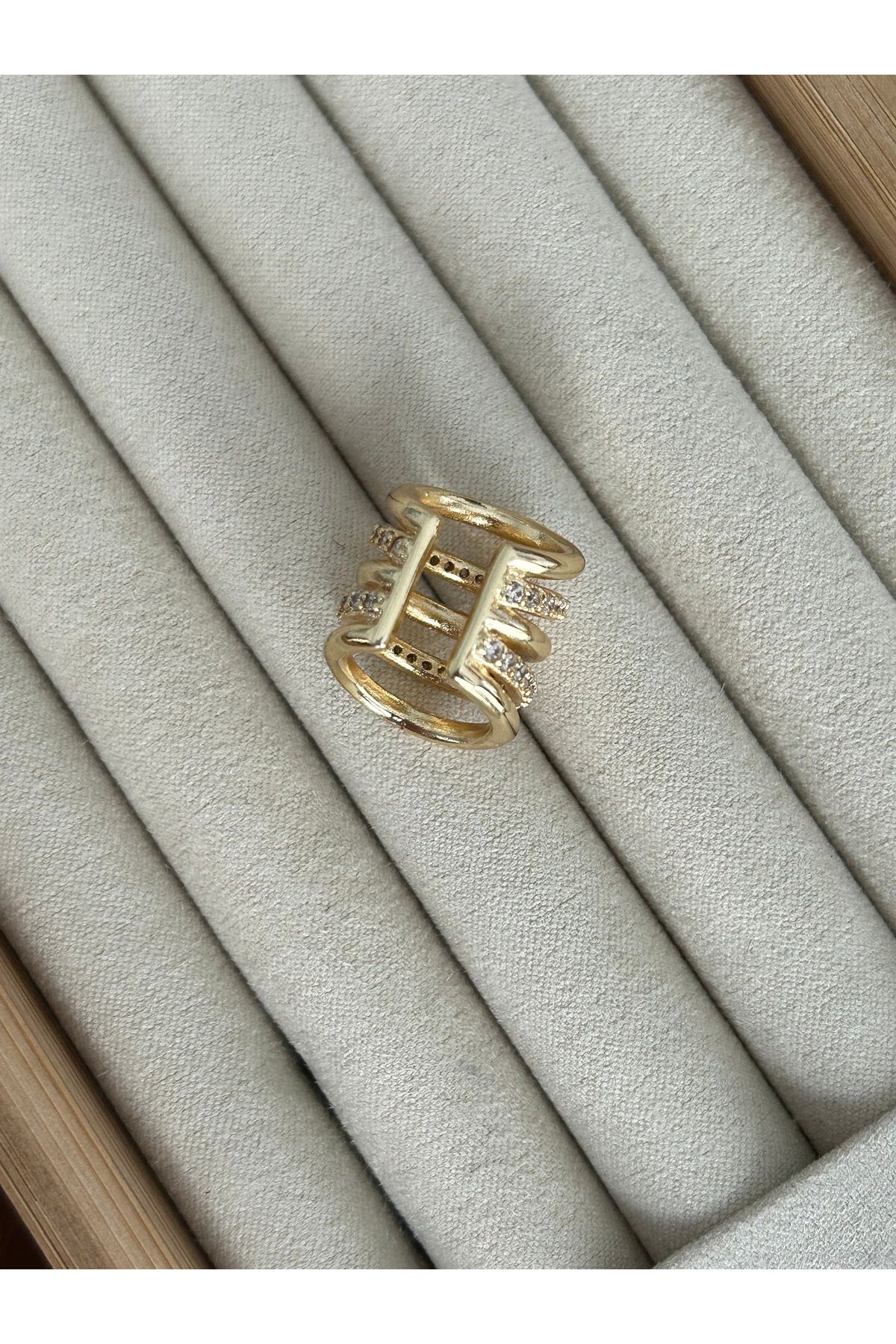 Gold Sıralı Taşlı Kıkırdak Küpe Earcuff