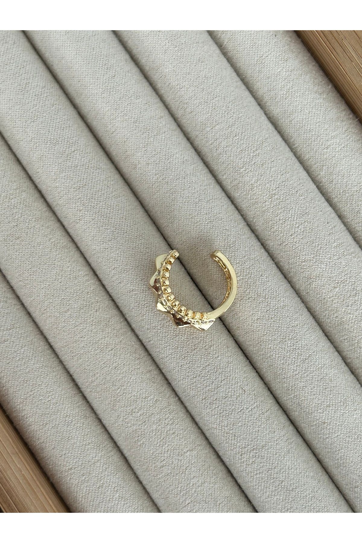 Gold Zımbalı Taşlı Kıkırdak Küpe Earcuff