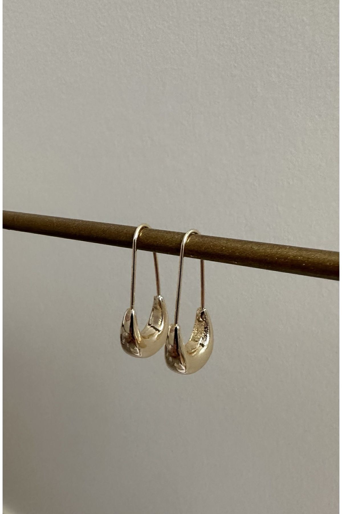Gold Bombeli Çengelli İğne Küpe