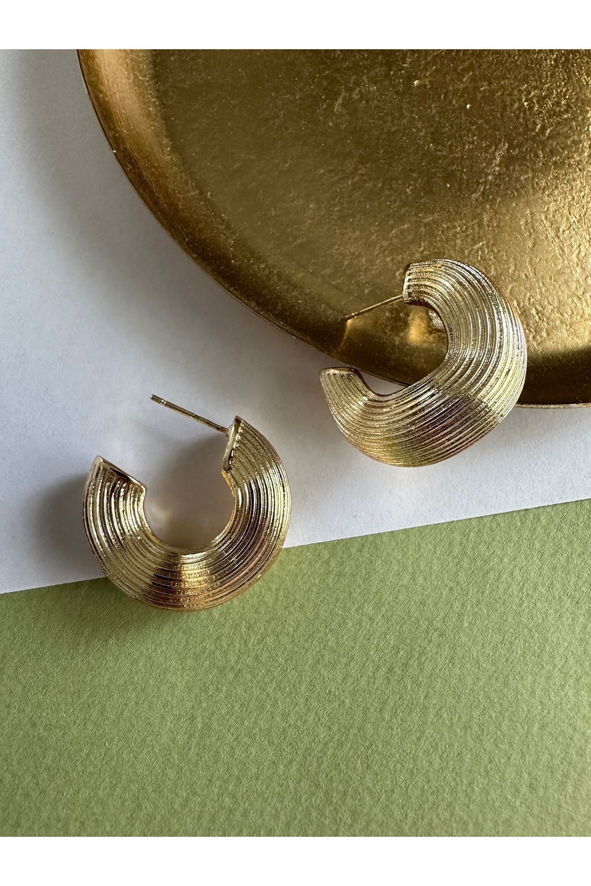 Gold Çizgili Eğri Formlu Küpe