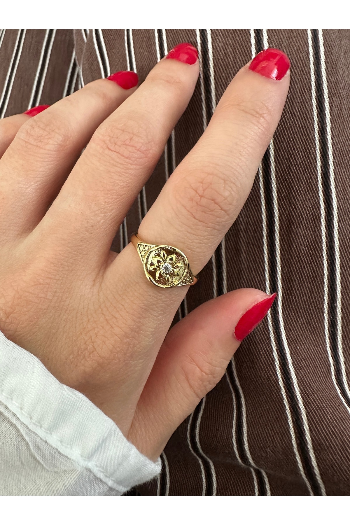Gold Taşlı Vintage Çiçek Yüzük