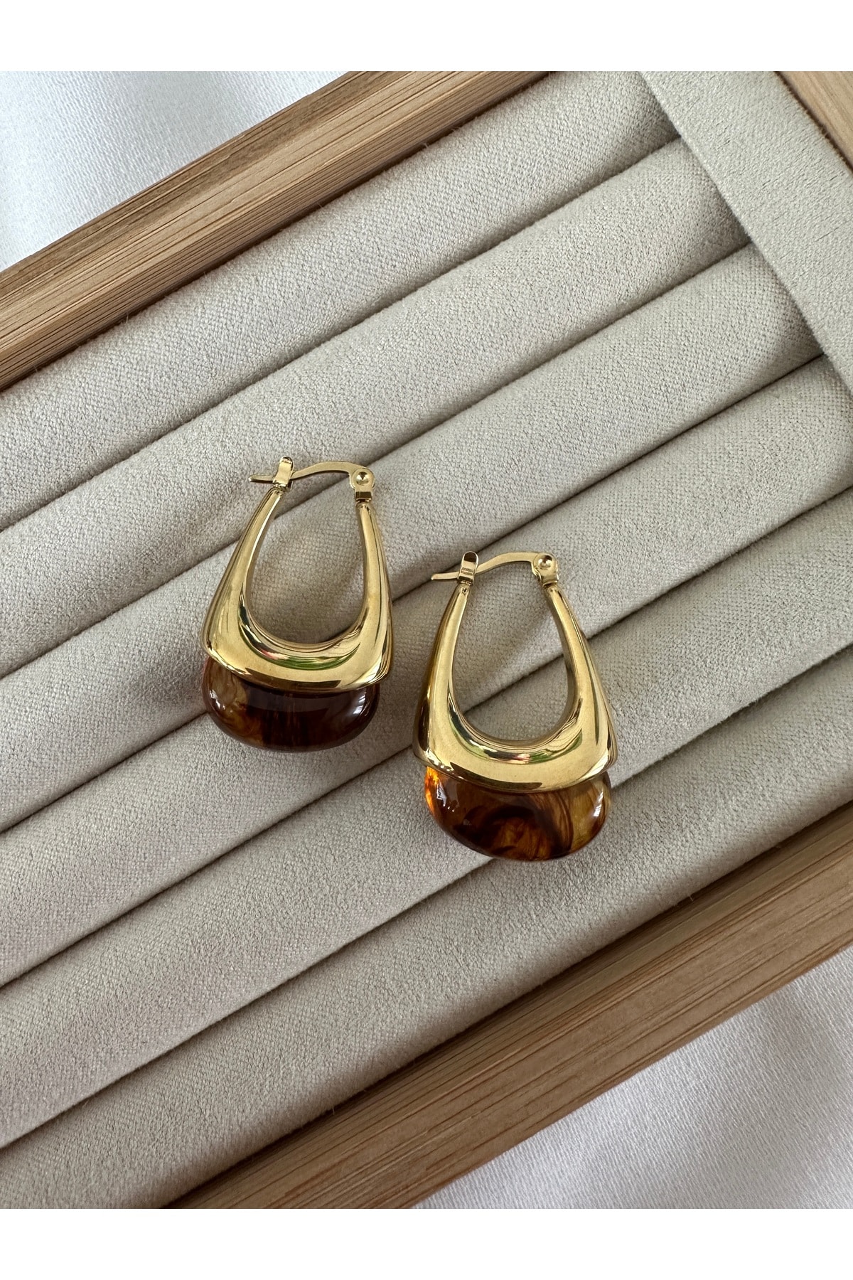 Kahverengi Akrilik Sallantılı Çelik Kararmaz Gold Küpe
