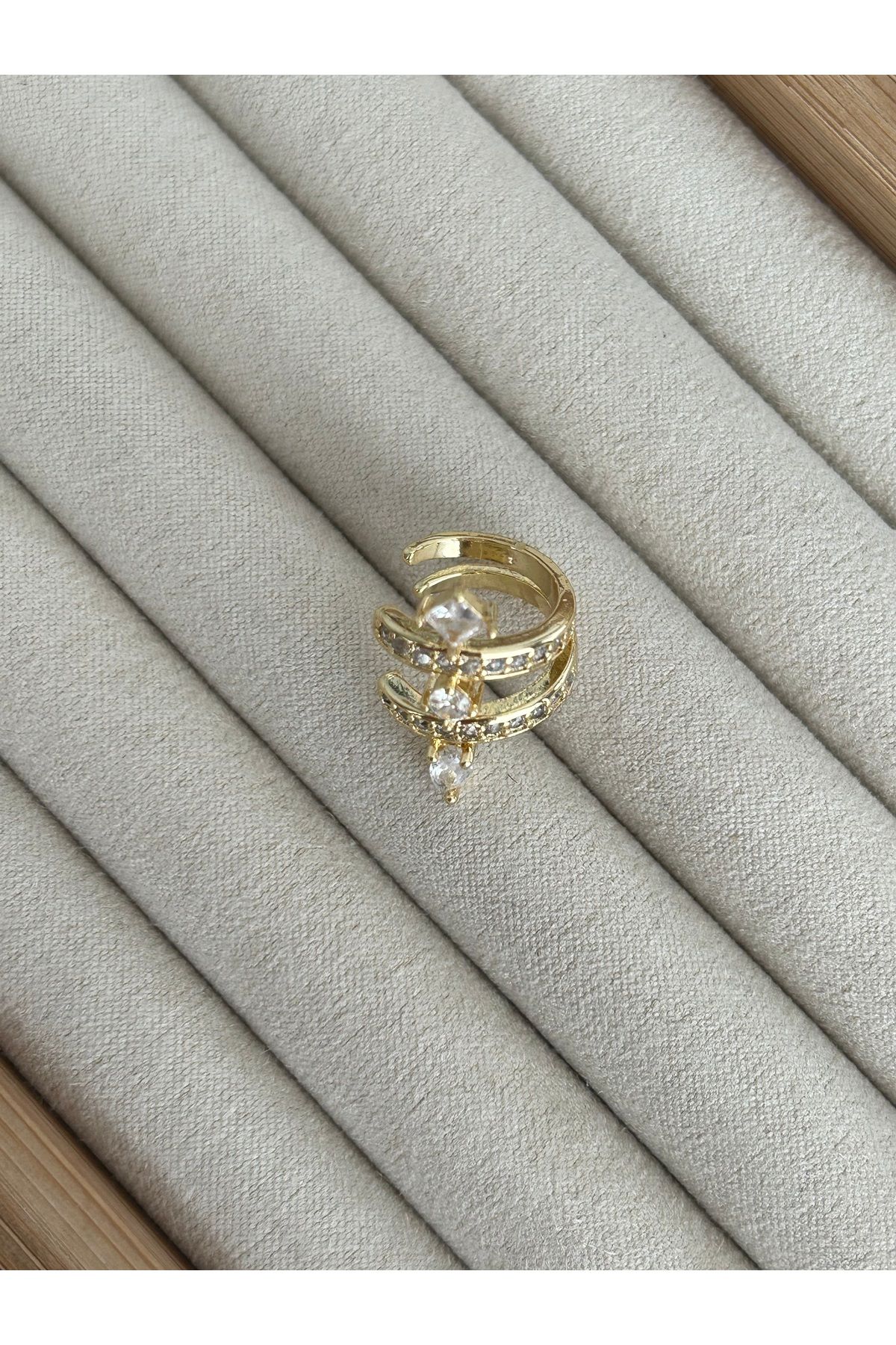 Gold Şekilli Taşlı Kıkırdak Küpe Earcuff