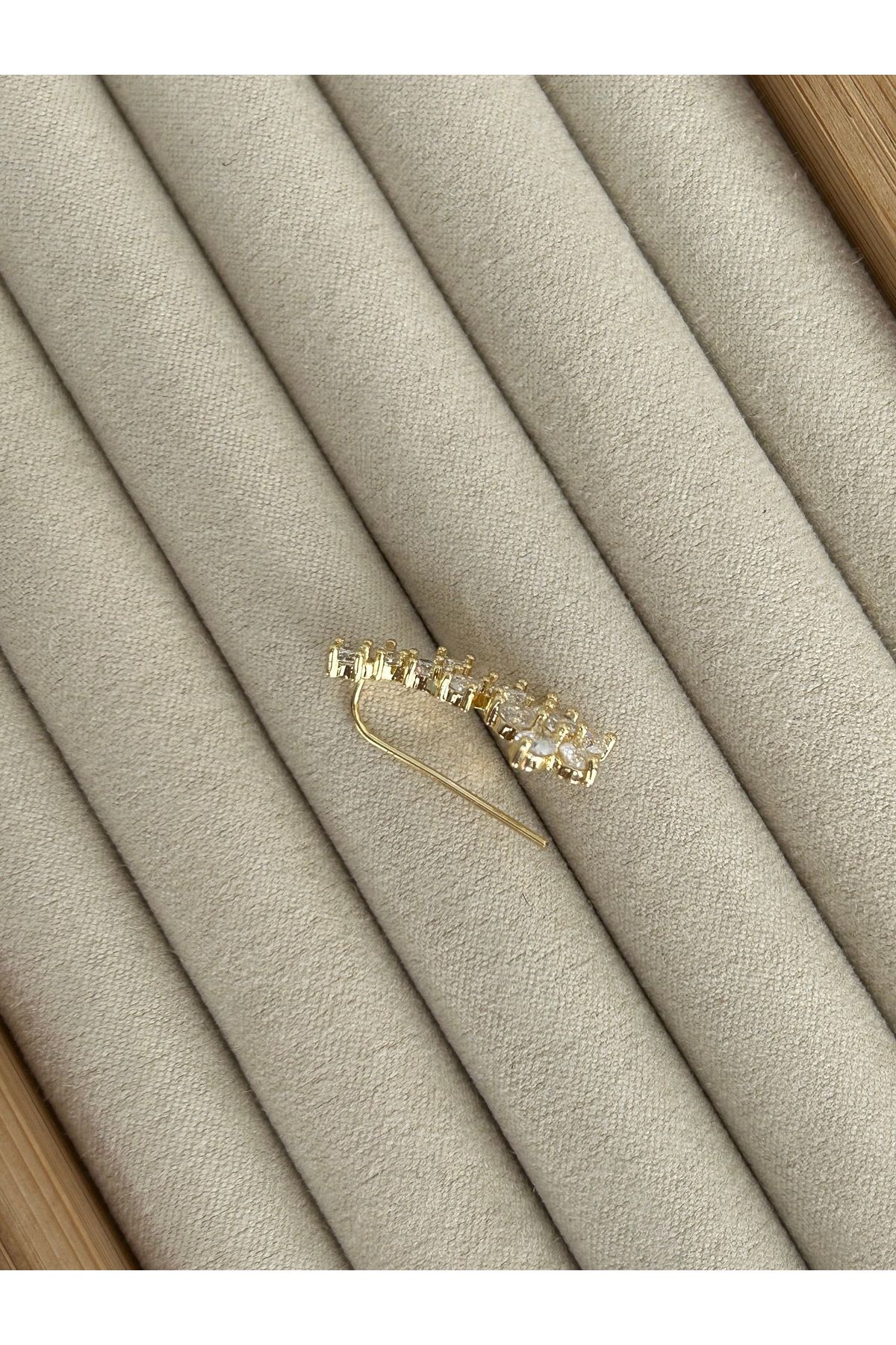 Gold Sıralı Çiçek Taşlı Kıkırdak Küpe Earcuff