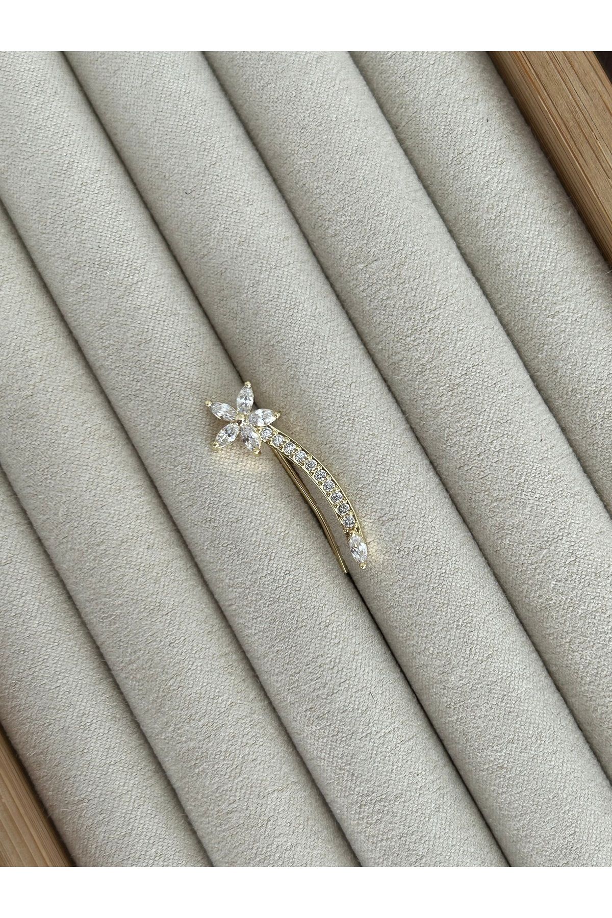 Gold Çiçekli Taşlı Kıkırdak Küpe Earcuff