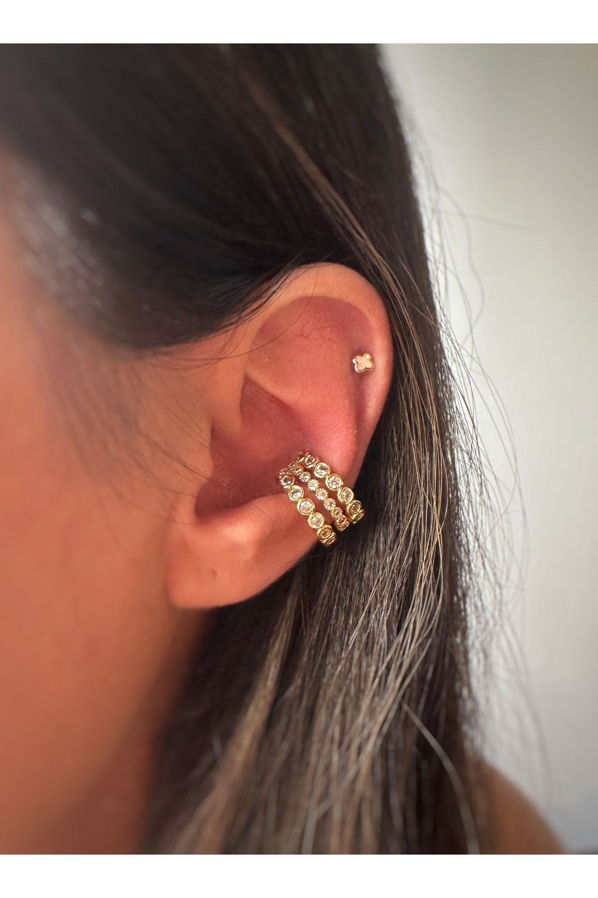 Gold Sıra Nokta Taşlı Kıkırdak Küpe Earcuff