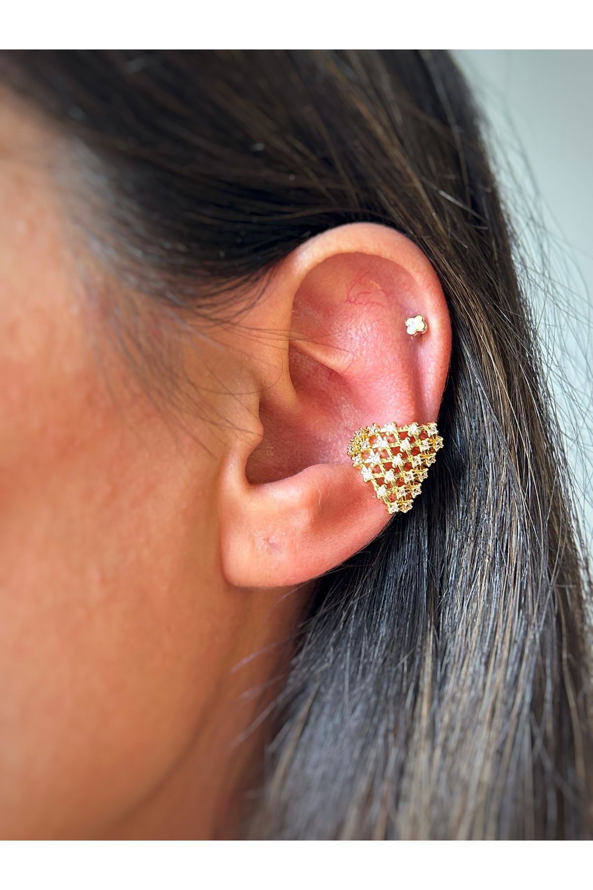 Gold Taşlı Petek Kıkırdak Küpe Earcuff