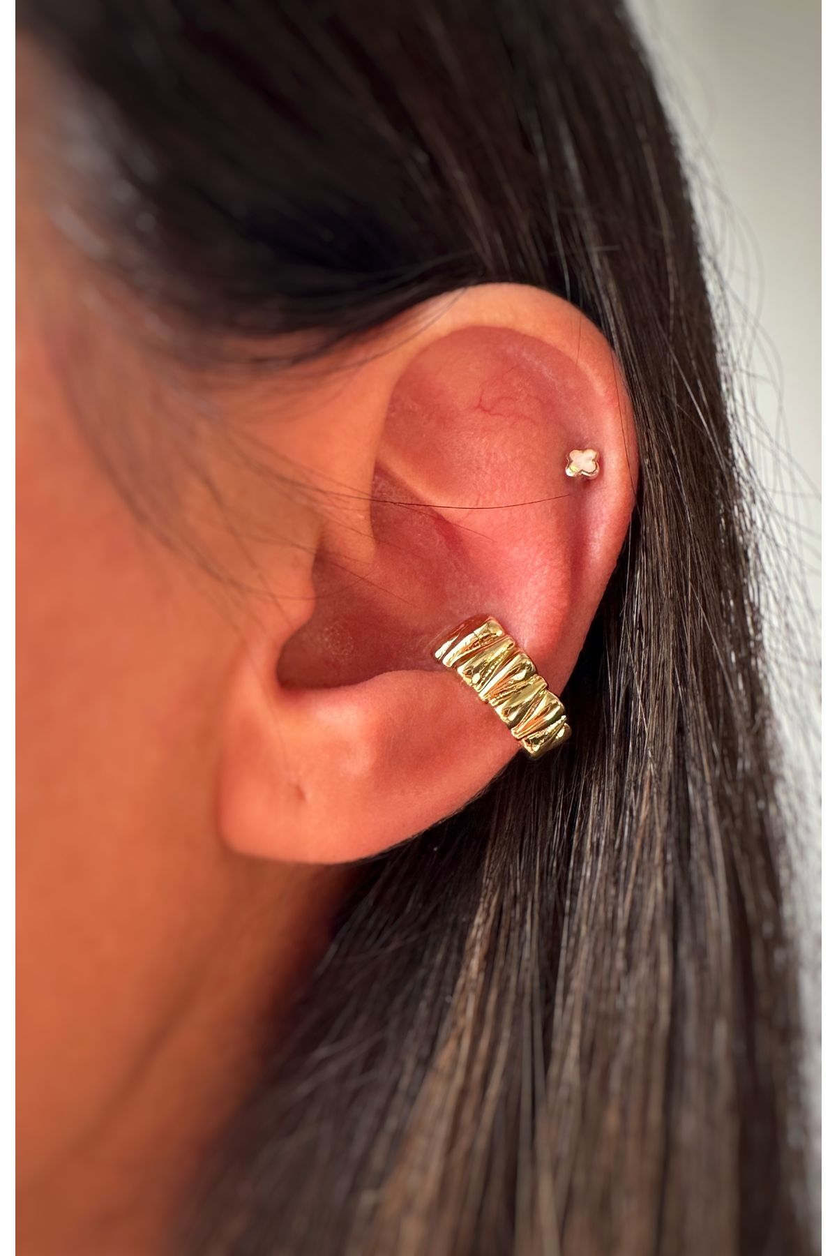 Gold Kendinden Desenli Kıkırdak Küpe Earcuff