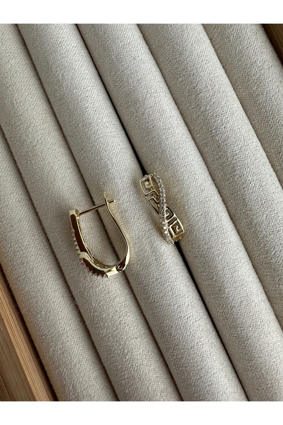 Gold Taşlı Motifli Küpe