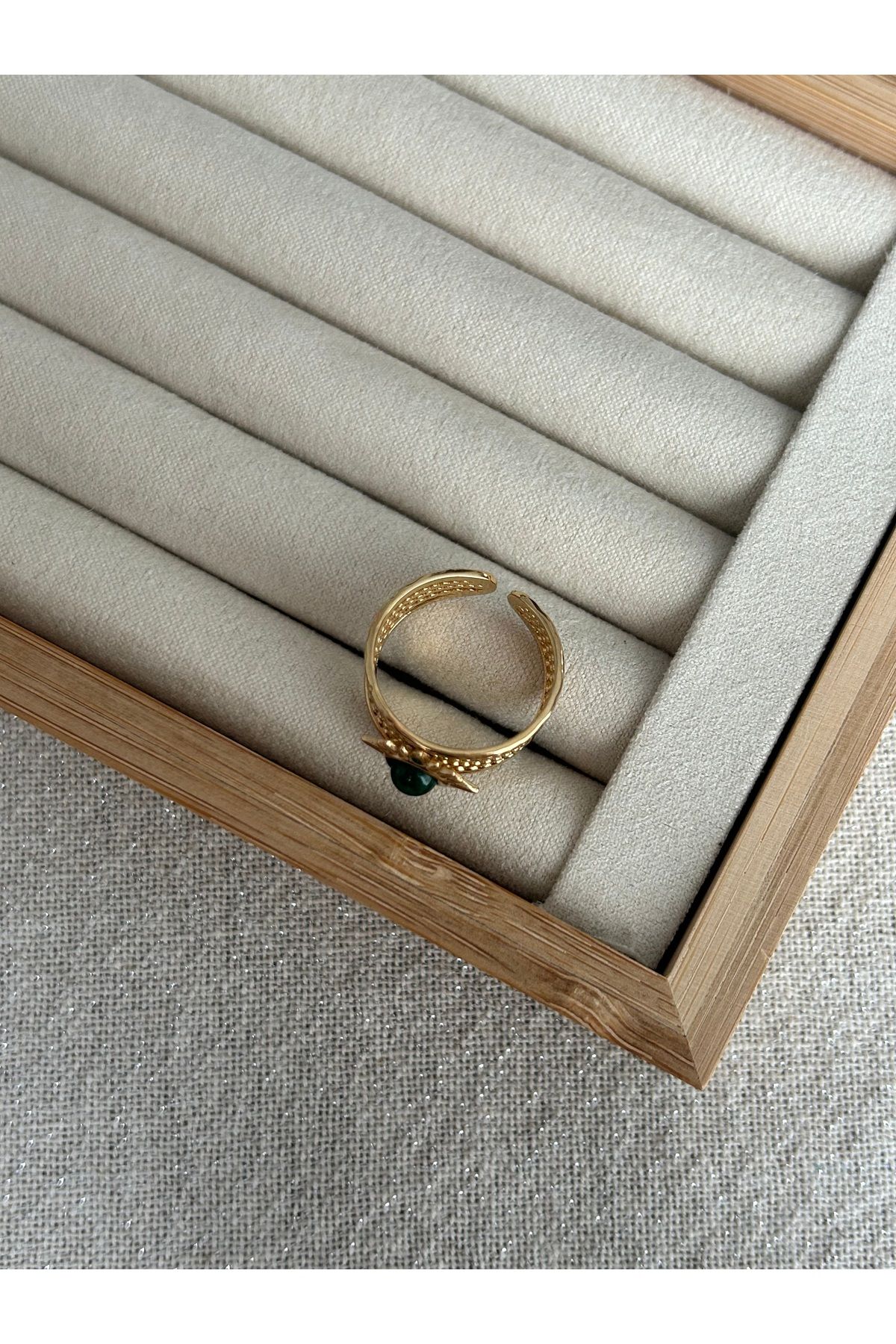 Yeşil Taşlı Güneş Model Çelik Kararmaz Yüzük