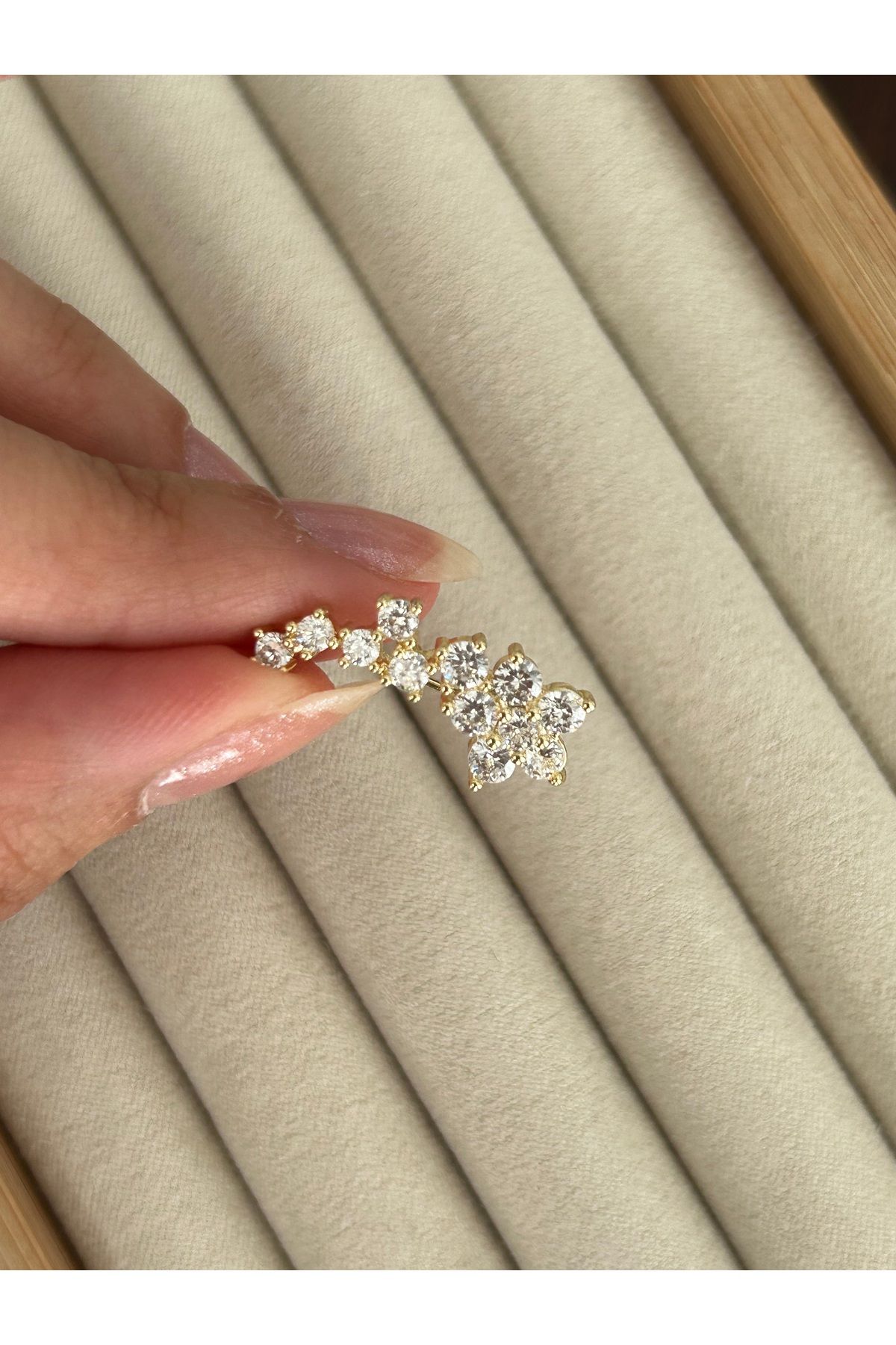 Gold Sıralı Çiçek Taşlı Kıkırdak Küpe Earcuff