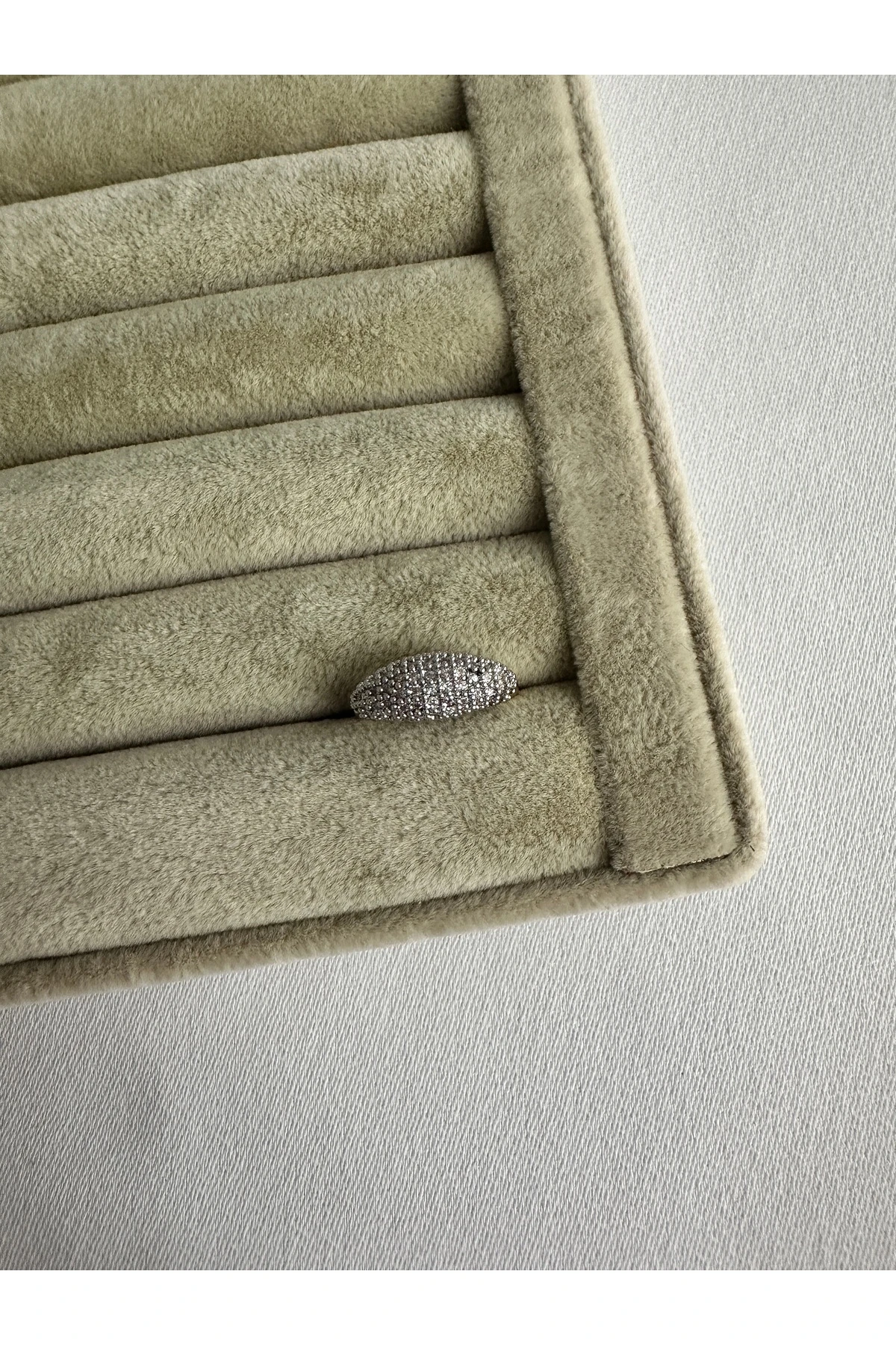 Çift Renkli Bombeli Serçe Yüzük Parmağı