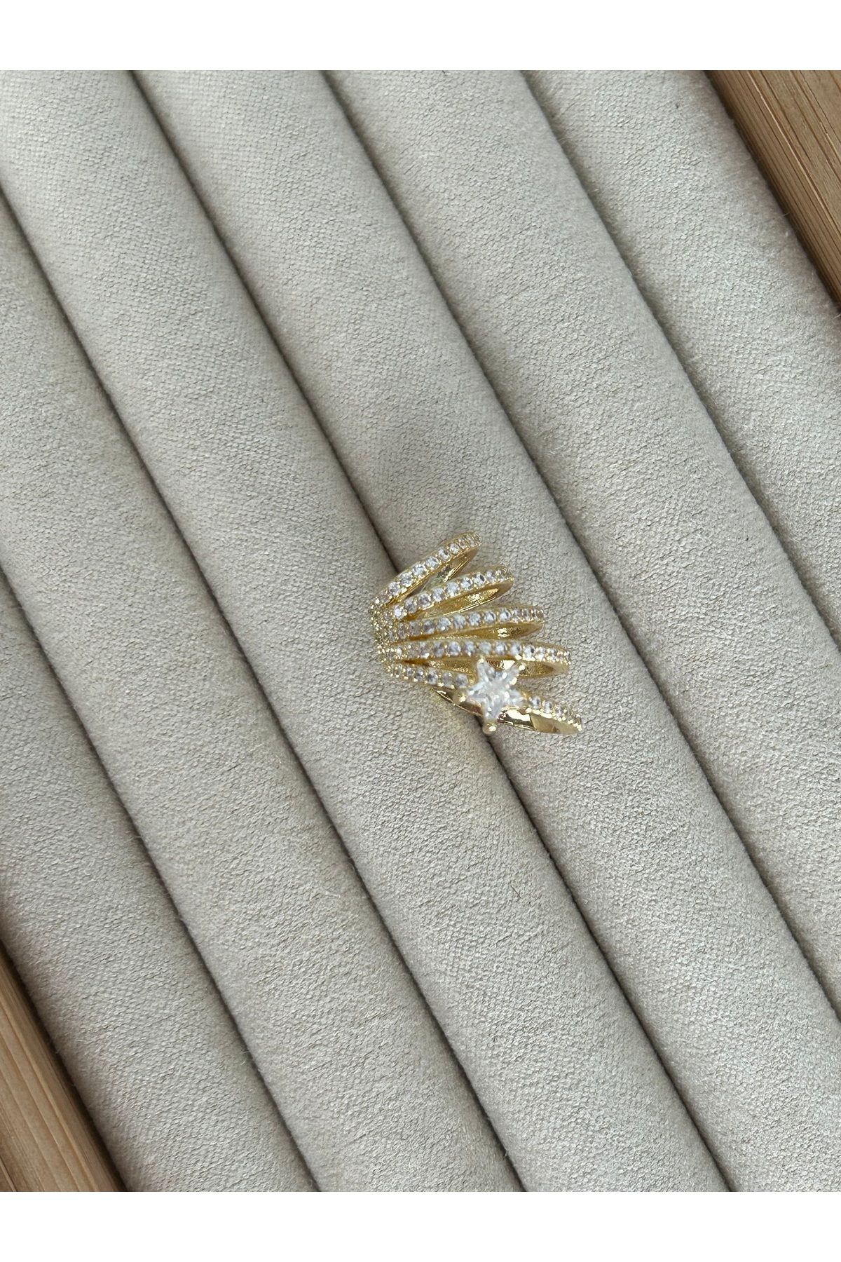 Gold 5 Sıralı Taşlı Yıldızlı Kıkırdak Küpe Earcuff