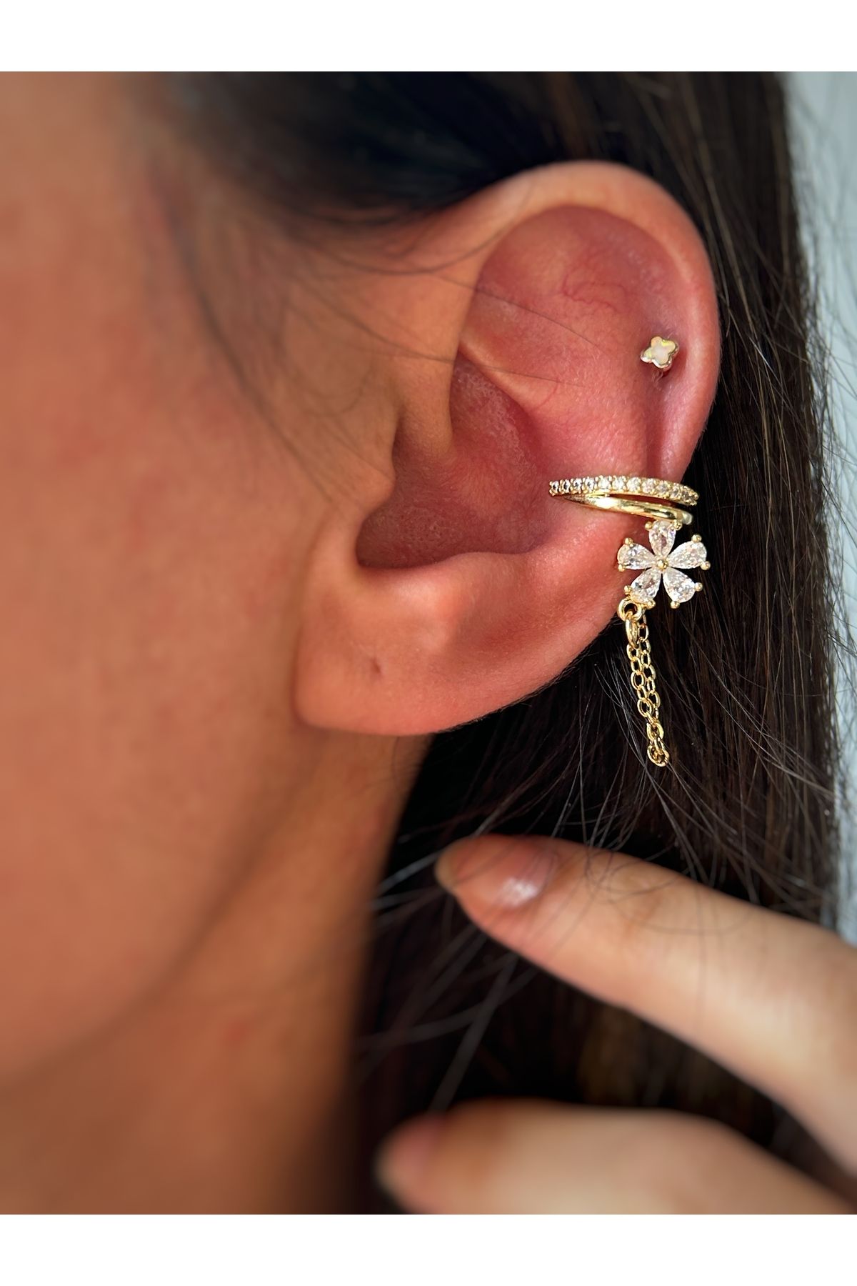 Gold Sallantılı Taşlı Yonca Kıkırdak Küpe Earcuff