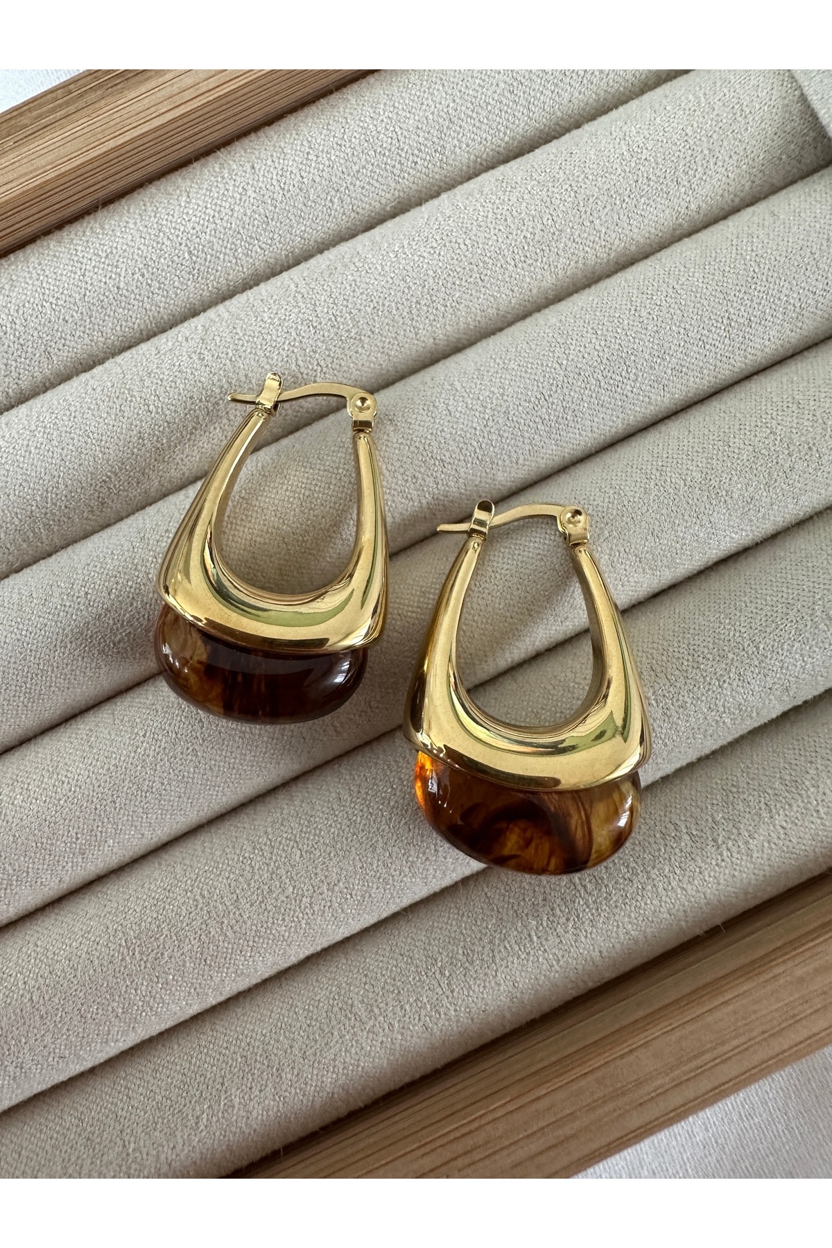 Kahverengi Akrilik Sallantılı Çelik Kararmaz Gold Küpe