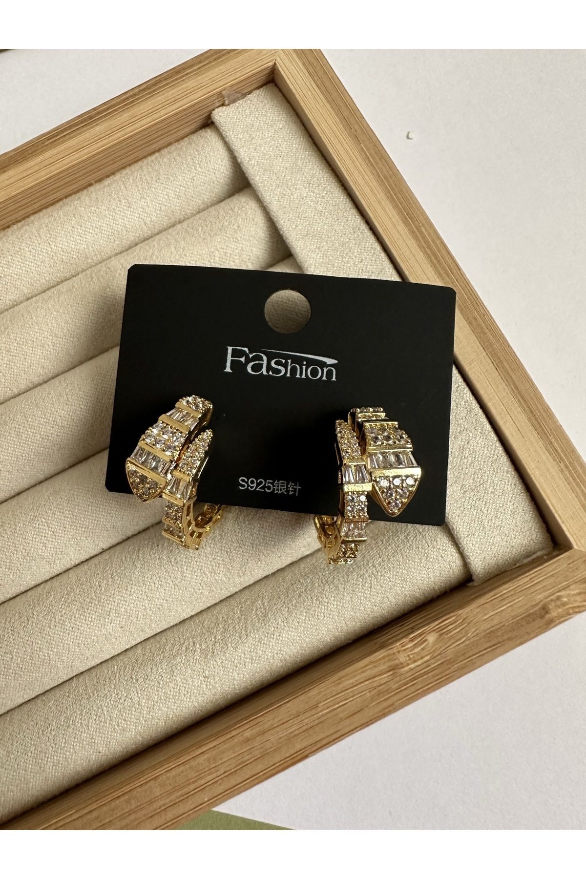 Gold Baget Taşlı Sarmal Yılan Küpe