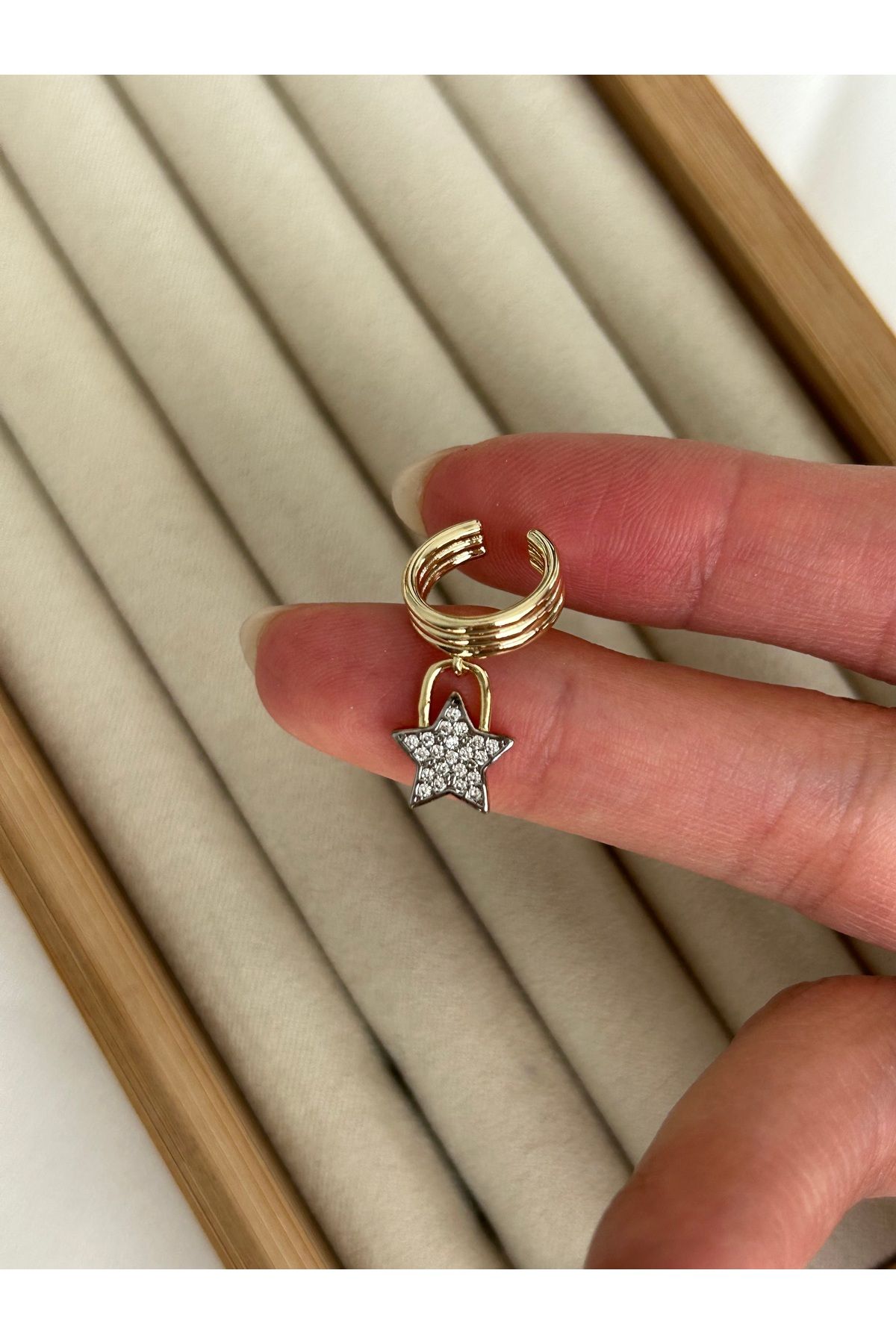 Gold Sallantılı Yıldızlı Taşlı Kıkırdak Küpe Earcuff