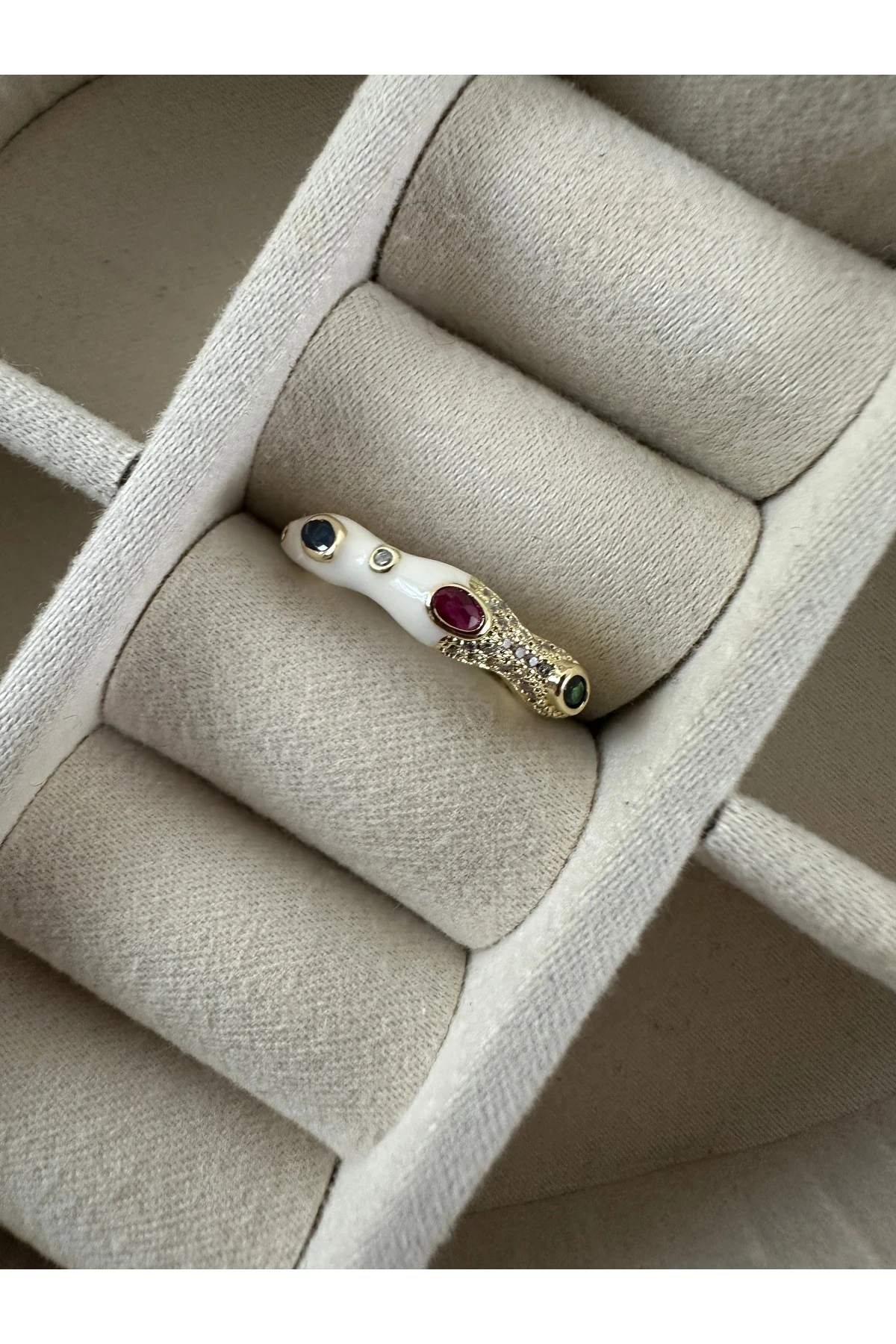 Beyaz Yarı Mineli&Taşlı Renkli Gold Yüzük