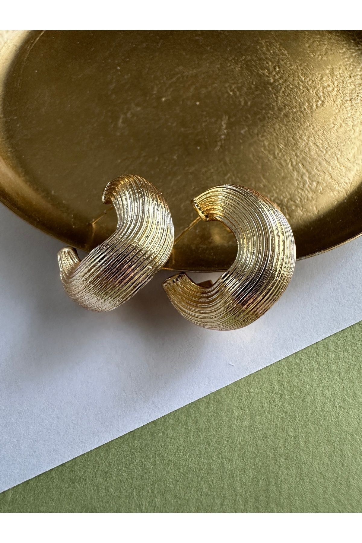 Gold Çizgili Eğri Formlu Küpe