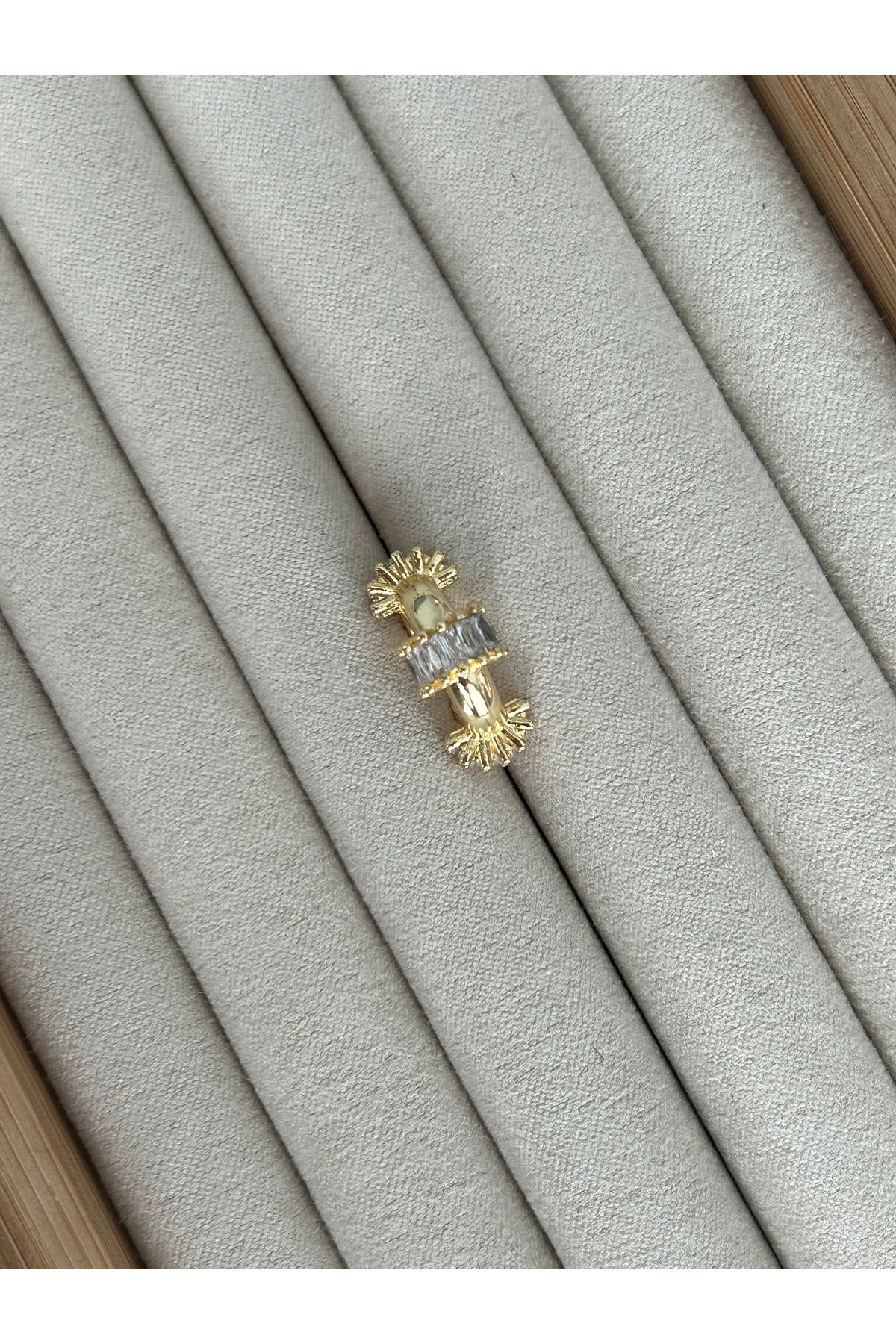 Gold Baget Taşlı Kıkırdak Küpe Earcuff
