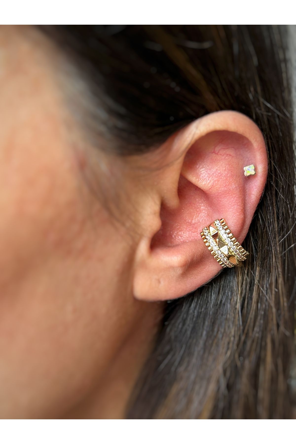 Gold Zımbalı Taşlı Kıkırdak Küpe Earcuff